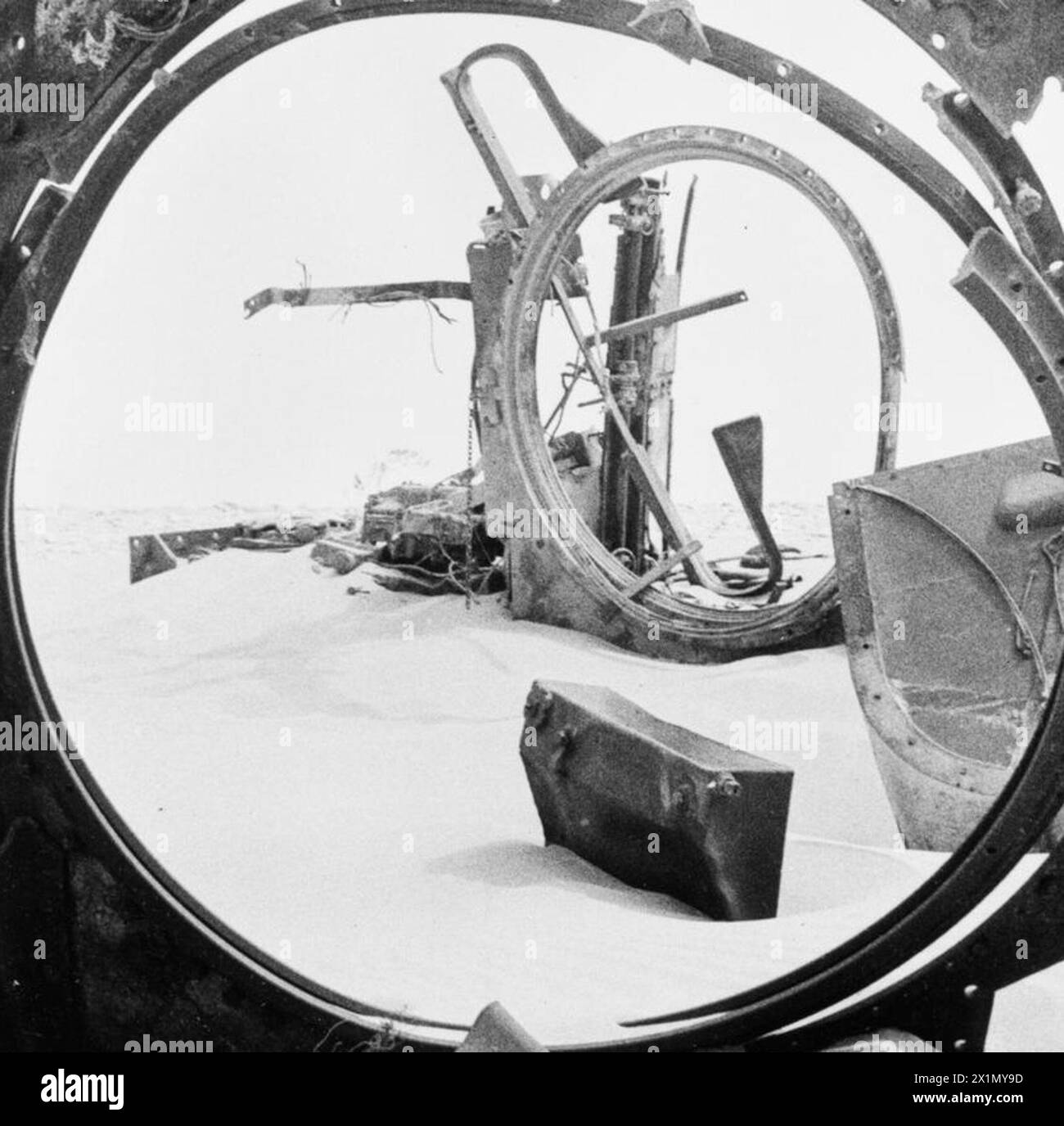 Überreste deutscher Panzer sind kreisförmig im Sand in Sidi Rezegh, Libyen, während der Achsenoffensive in Nordafrika, 1941–1942 angeordnet. Stockfoto