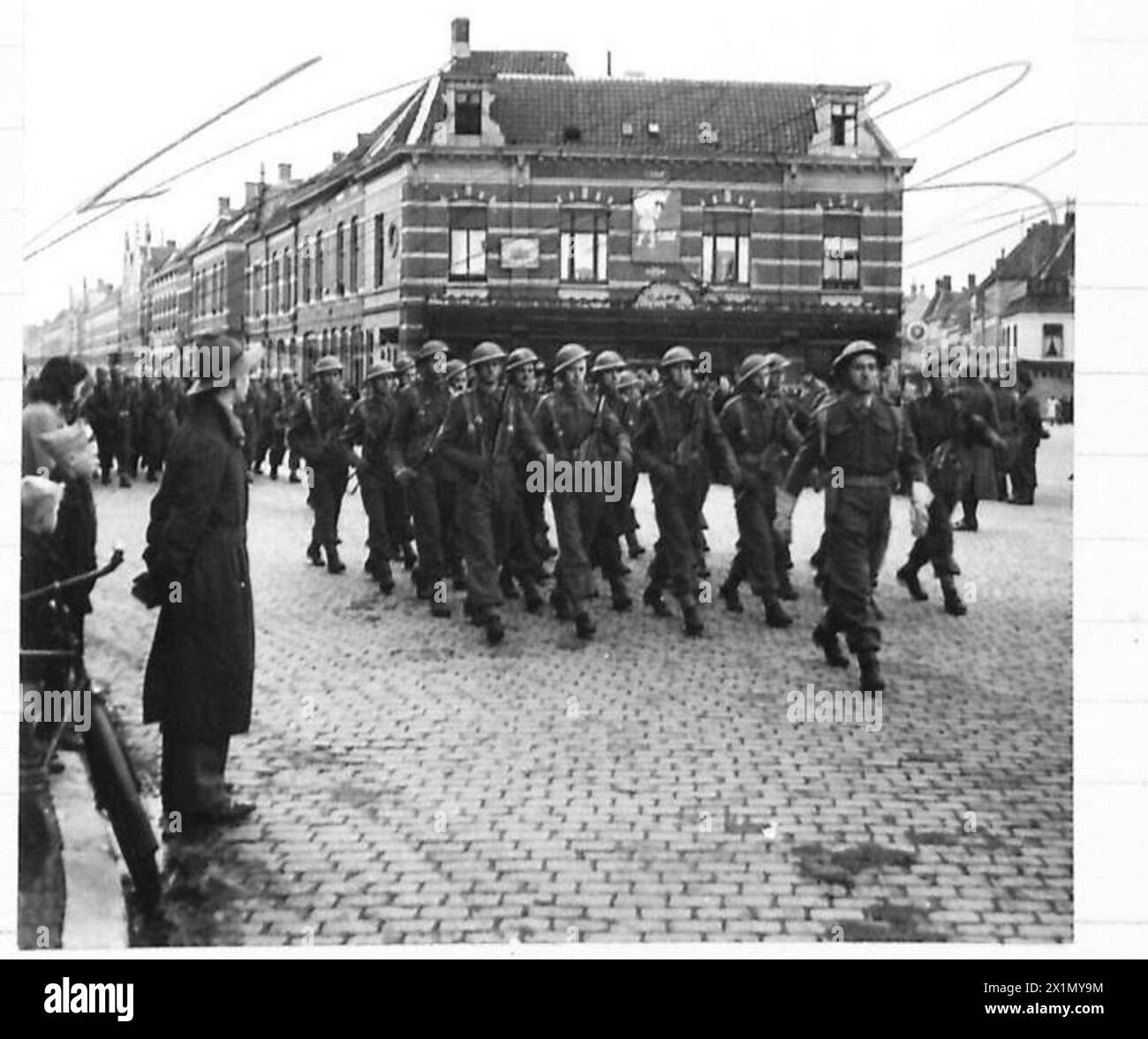 Zwischen 1944 und 1945 marschieren Infanterieeinheiten der 1. Polnischen Panzerdivision während der Feierlichkeiten zum polnischen Unabhängigkeitstag durch Breda, an denen der Bürgermeister von Breda und General Stanisław Maczek teilnahmen. Stockfoto