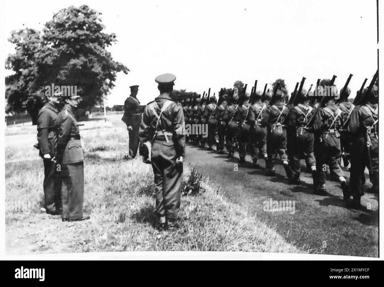 M. DER KÖNIG BESUCHT DIE WALISISCHEN WACHEN - der König beobachtet Männer bei Bewegung und Marsch, britische Armee Stockfoto