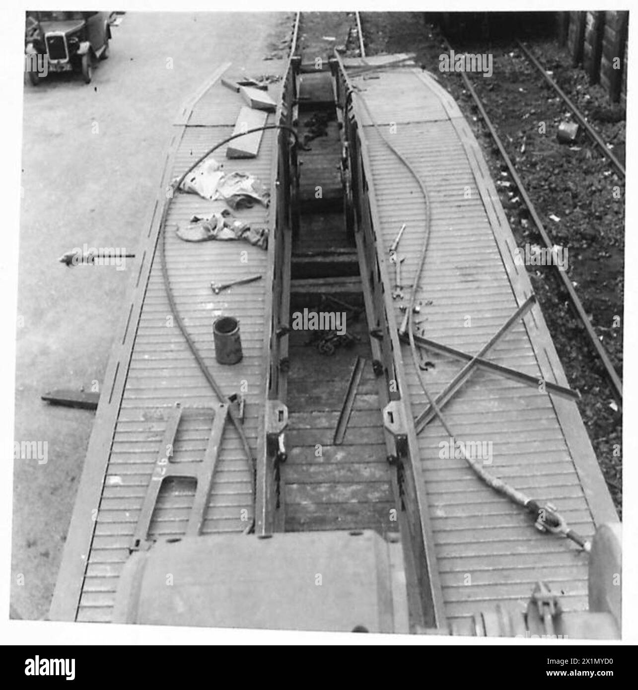 Ein detailliertes Bild veranschaulicht die Methode, eine Scherenbrücke für militärische Operationen mit der britischen Armee einzuschleusen. Stockfoto