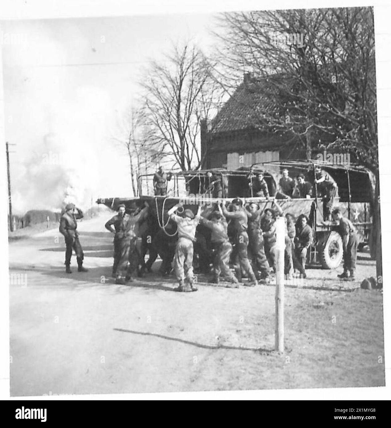 VORBEREITUNG DER RHEINÜBERQUERUNG "DIE UHR AM RHEIN" - Handhabung der 1-Tonnen-Stormboats von Lastkraftwagen, britische Armee, 21. Armeegruppe Stockfoto