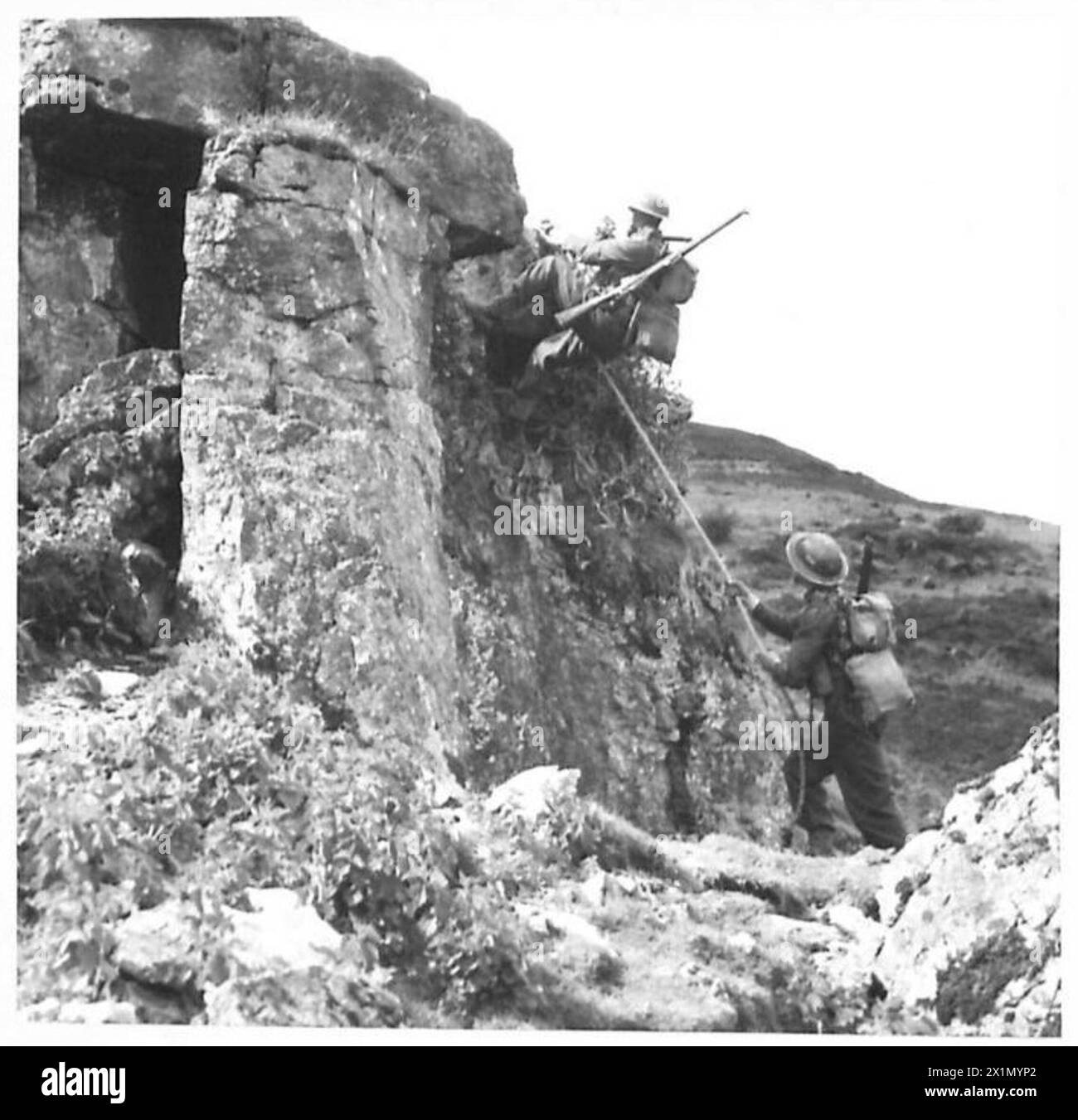 Das Personal der britischen Armee unterzieht sich einem realistischen Kampftraining, indem man mit Seilen klettert. Die Übung entwickelt Kraft, Beweglichkeit und allgemeine Fitness, die für die militärische Bereitschaft unerlässlich sind. Stockfoto