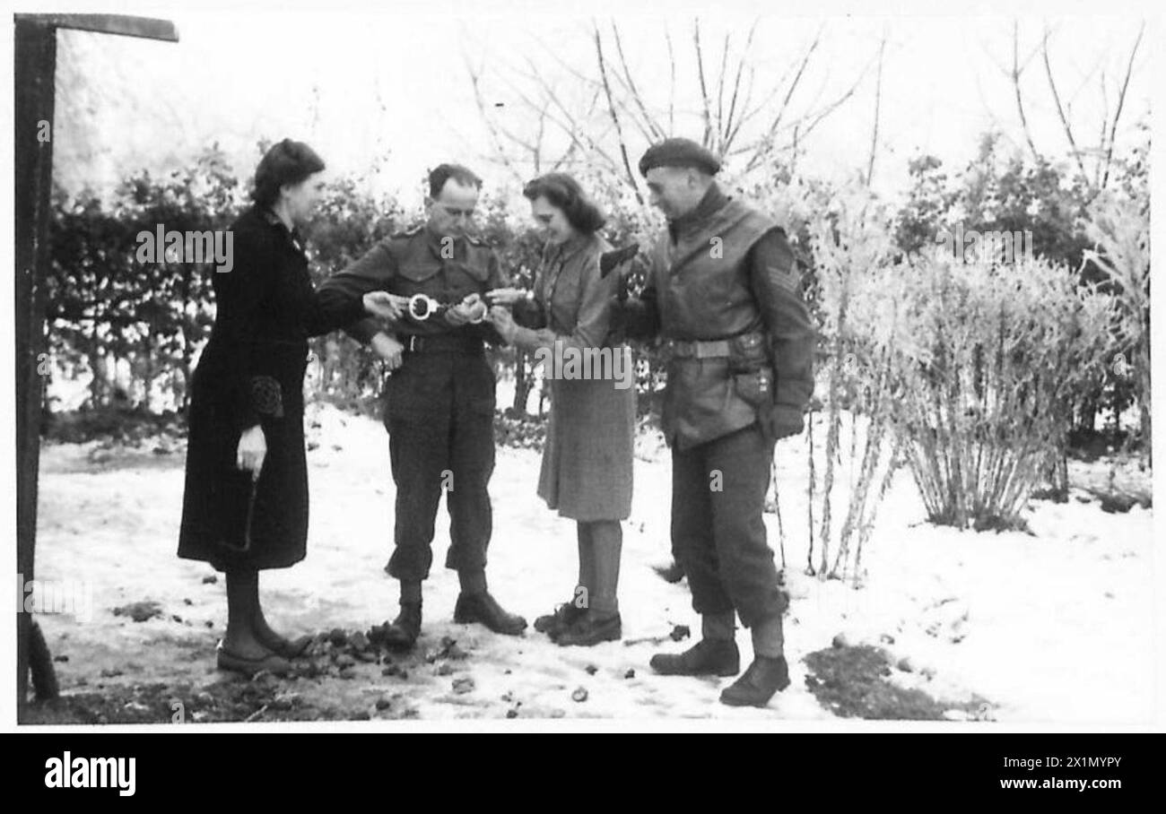 SJT A. Wilkes, Kameramann der Army Film Unit, geriet versehentlich in Handschellen, während er mit einem Polizeikommandanten abgeholt wurde, was Stunden dauerte, um sie zu entfernen, britische Armee, 21. Armeegruppe. Stockfoto