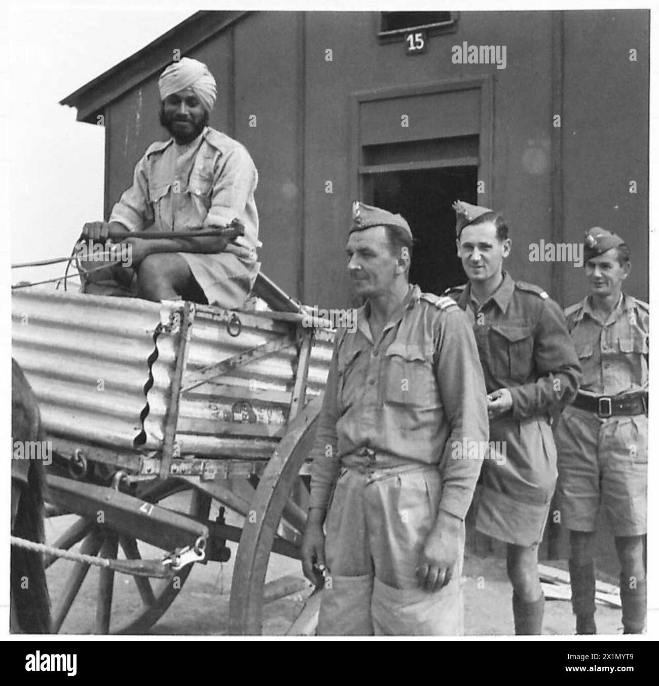 DIE POLNISCHE ARMEE IM NAHEN OSTEN, 1942-1943 - Fahrer des Indischen Pionierkorps mit neu angekommenen polnischen Soldaten. Nach der sowjetischen Invasion Polens im September 1939 wurden zahlreiche polnische Truppen von den Russen verhaftet und in verschiedenen Gulag-Lagern inhaftiert. Nach der deutschen Invasion in die Sowjetunion und dem Sikorski-Mayski-Abkommen wurden diese Polen freigelassen.am 3. Mai 1942 wurden verschiedene Einheiten der polnischen Armee in der Sowjetunion (hauptsächlich 9. Und 10. Infanteriedivision) mit der unabhängigen polnischen Karpaten-Brigade zu for zusammengeschlossen Stockfoto