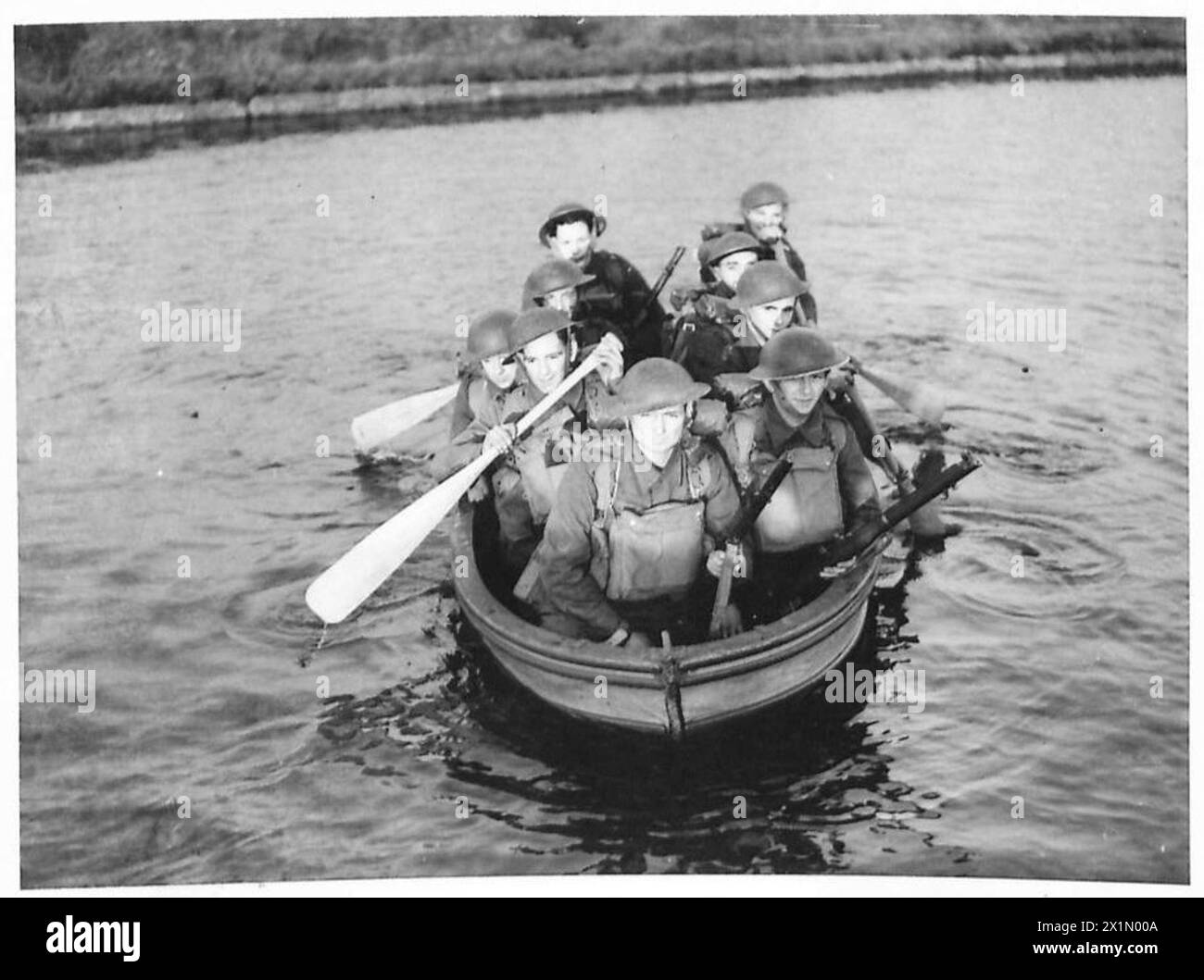 Die Londoner Irish Rifles-Pfeifenband paradiert in der Nähe von Tunbridge Wells im Eastern Command, begleitet von ihrem irischen Wolfshund-Maskottchen unter der britischen Armee. Stockfoto