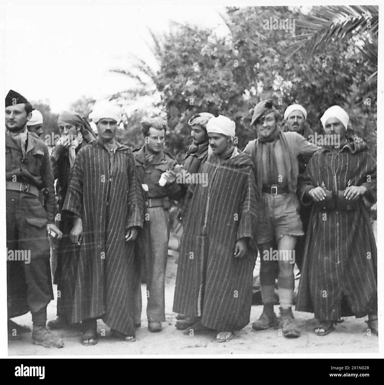 Kämpfende französische Truppen der 8. Armee operieren zusammen mit arabischen Soldaten der tunesischen Armee bei koordinierten Übungen mit der Ersten Armee, die von der britischen Armee beobachtet werden. Stockfoto