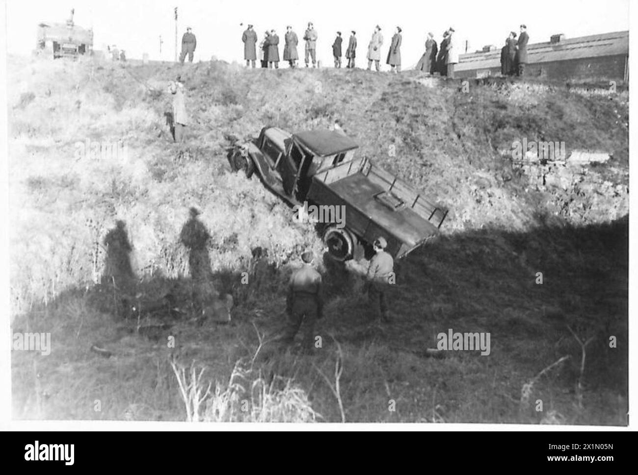 Ein Fahrzeug wird aus einer Grube geborgen und von einem 14 Tonnen schweren dieselbetriebenen Transporter, der British Army, einen steilen Hang hochgezogen. Stockfoto