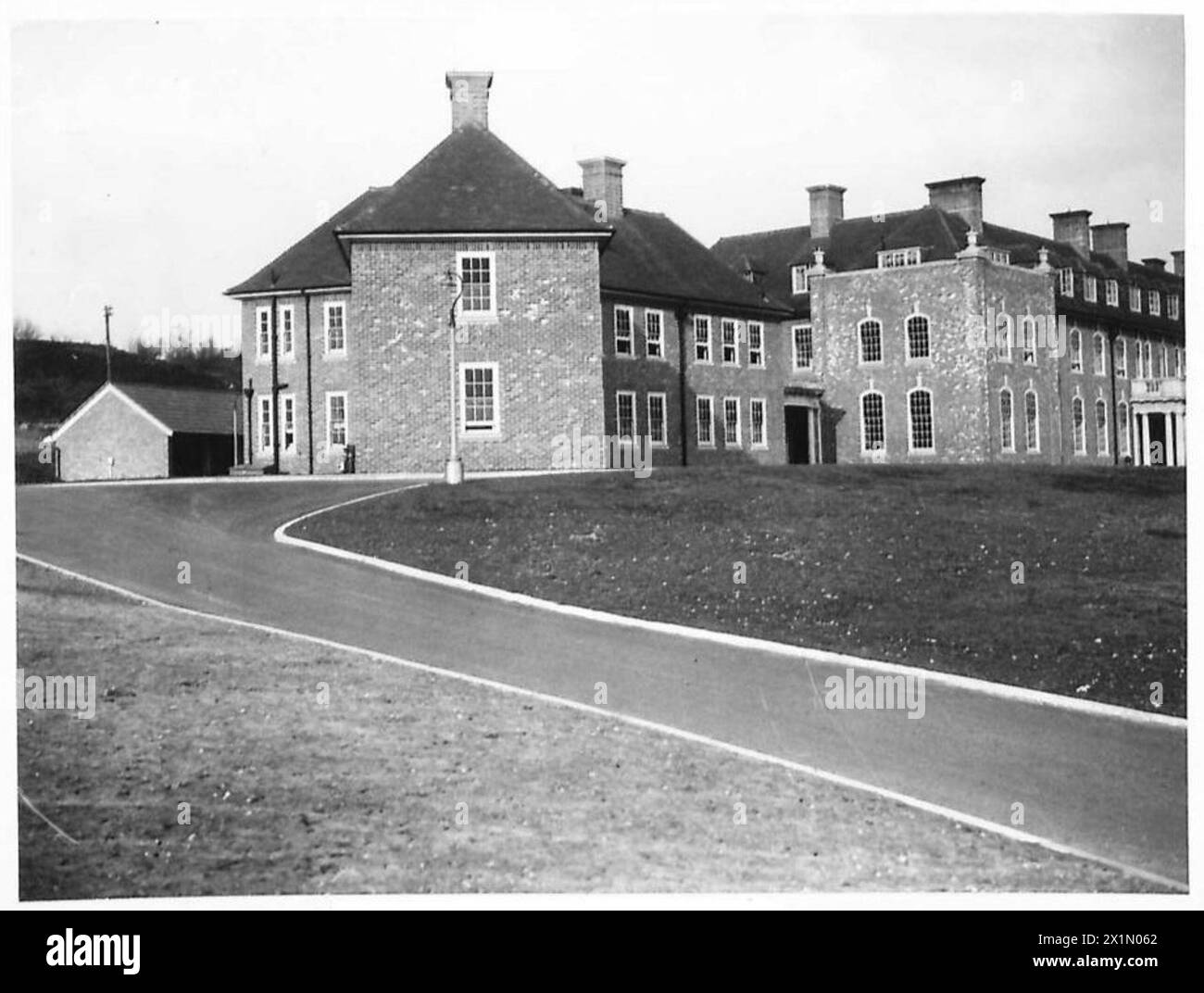 Panoramablick auf die Gebäude der Armee, einschließlich des Offiziersmasthauses in Mitchett unter der Aufsicht des Aldershot Command durch die britische Armee. Stockfoto