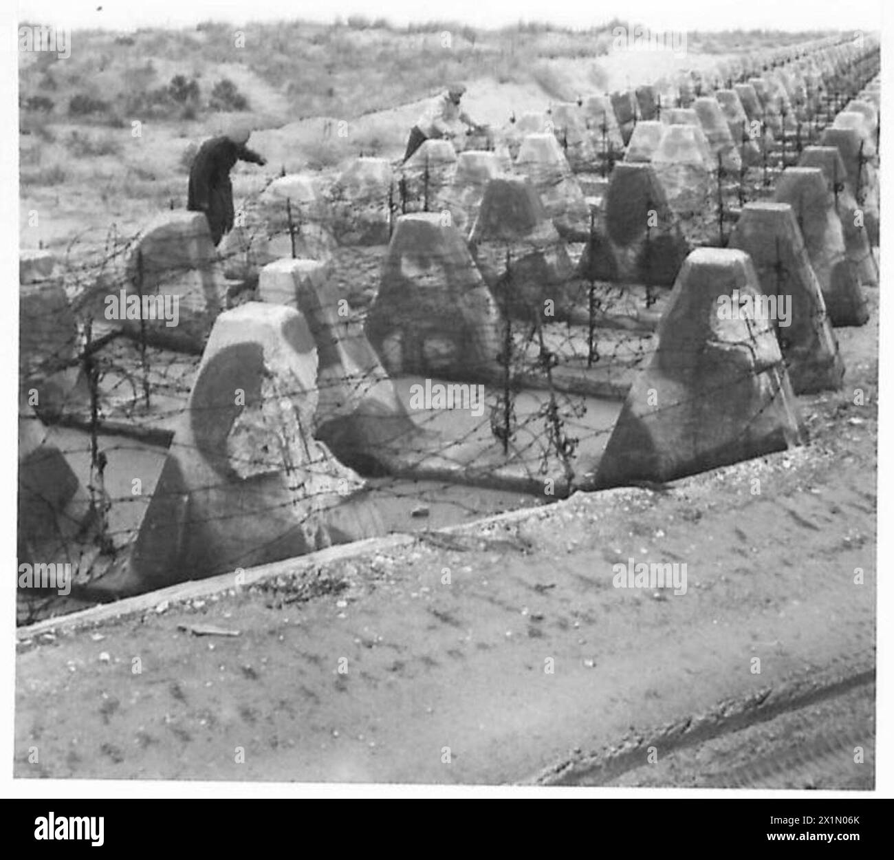 ACHTE ARMEE : EIN FLUGPLATZ WIRD VORBEREITET - am südlichen Ende des Geländes schneiden Reihen von Drachenzähnen durch das Gelände, aber die Ingenieure werden kurze Arbeit mit ihnen machen, British Army Stockfoto