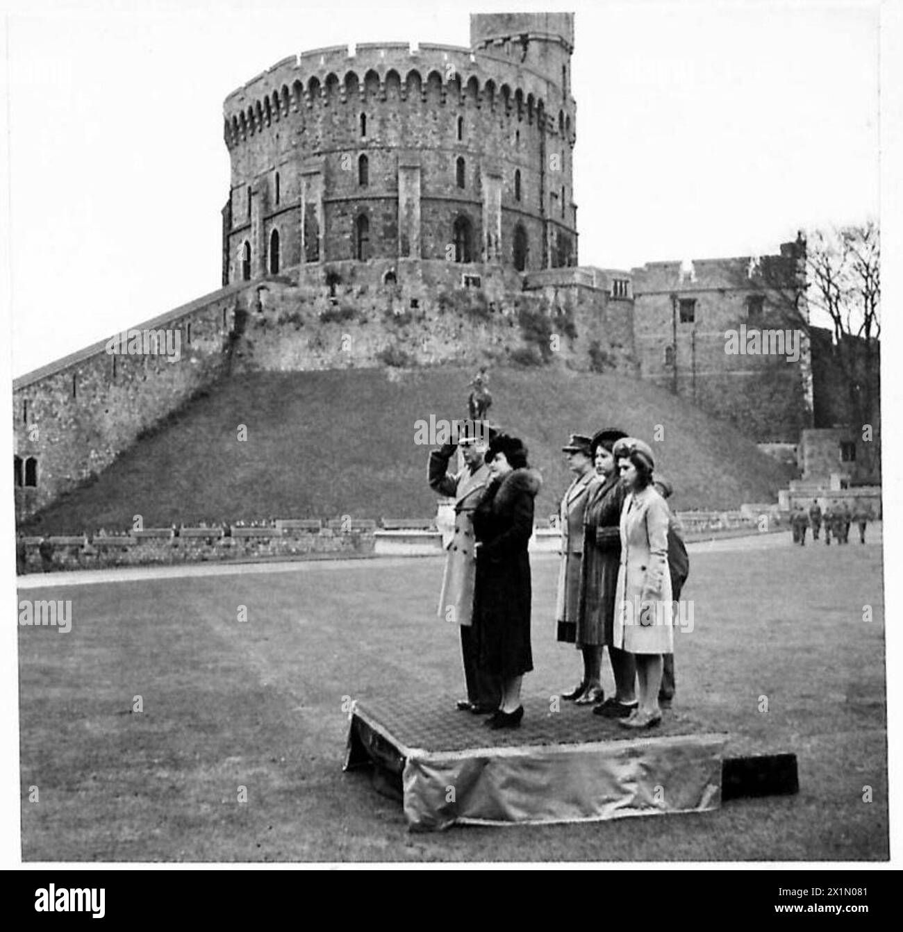 IHRE MAJESTIES UND DIE BEIDEN PRINZESSINNEN - die Königliche Partei auf der Dais, mit dem Round Tower im Hintergrund, British Army Stockfoto
