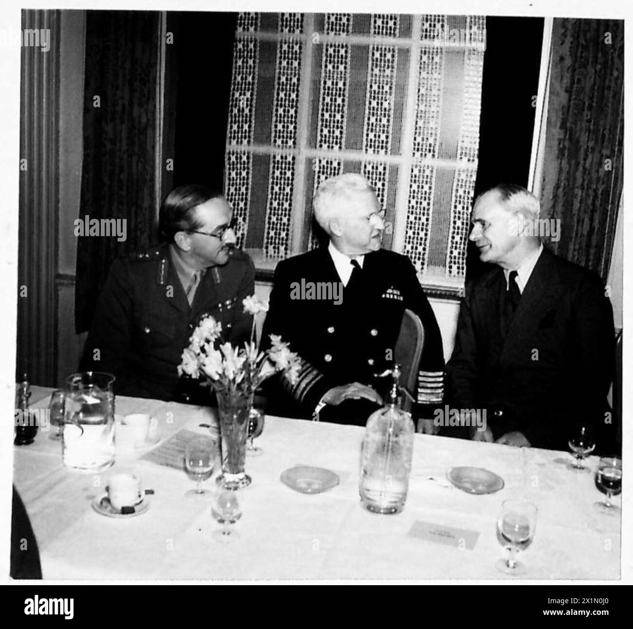 DINNER IM BRITISH-AMERICAN FORCES DINING CLUB – von links nach rechts: General Sir Alan Brooke CIGS., Admiral Harold stark und Feldmarschall Wavell unterhalten sich während des Dinners, British Army Stockfoto