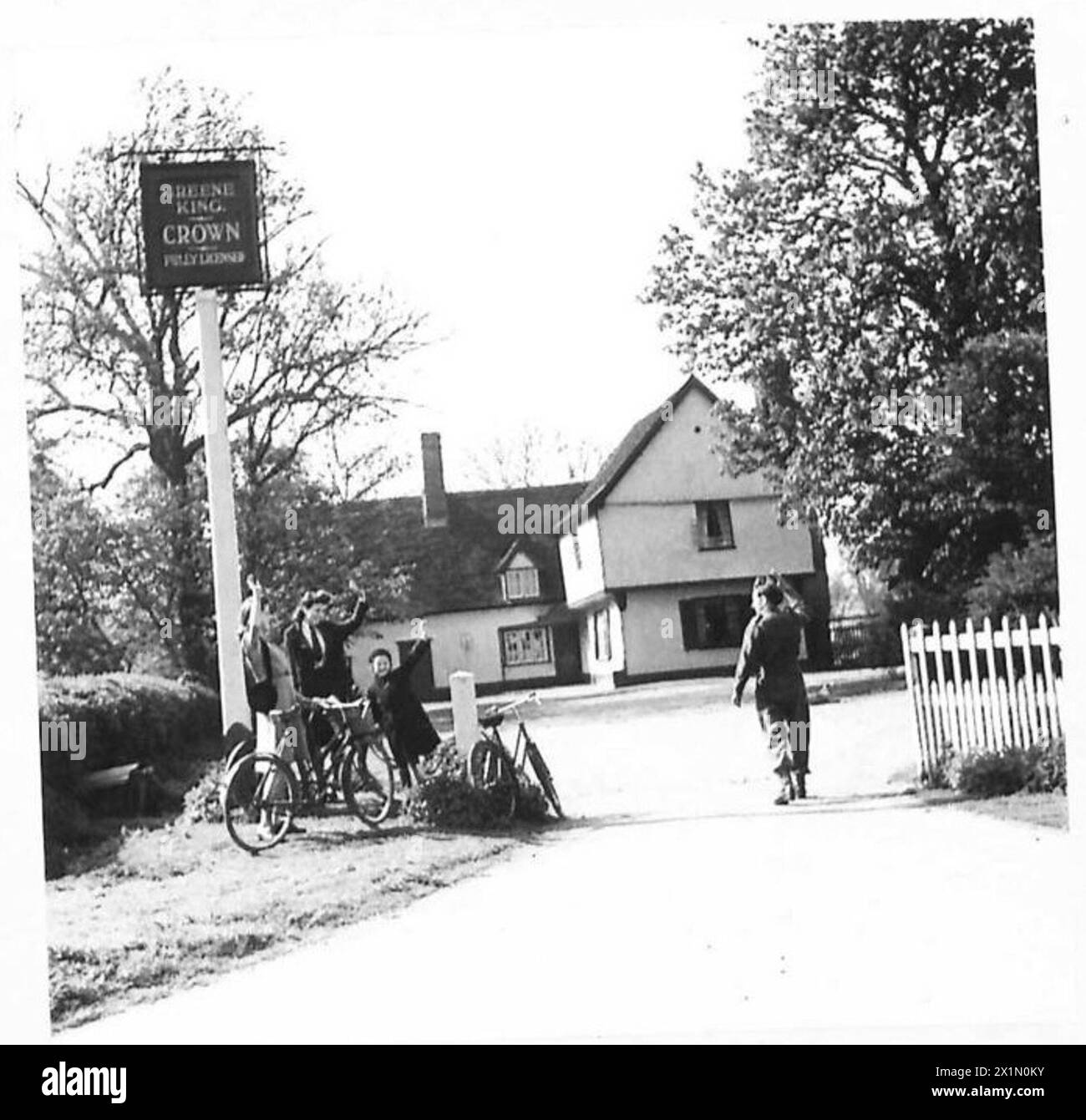 Fahrer T. Allison von der British Army verbringt seinen wöchentlichen Abend damit, ein nahegelegenes Dorf zu besuchen, das hier zu sehen ist und Einheimischen in der Nähe des Crown Pubs winkt, als Teil des Camps. Stockfoto Fahrer T. Allison von der British Army verbringt seinen wöchentlichen Abend damit, ein nahegelegenes Dorf zu besuchen, das hier zu sehen ist und Einheimischen in der Nähe des Crown Pubs winkt, als Teil des Camps. Stockfoto