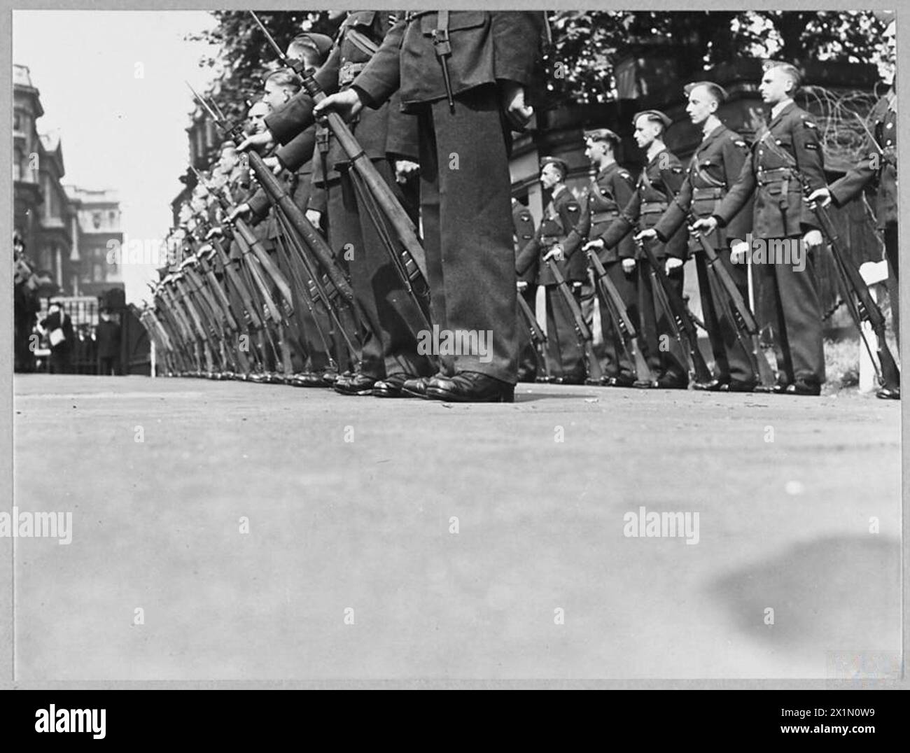 Der Oberbefehlshaber des Royal Air Force Regiments inspiziert das Londoner Kontingent und hebt bei einer offiziellen Inspektion die Disziplin der Parade und einheitliche Standards hervor. Stockfoto