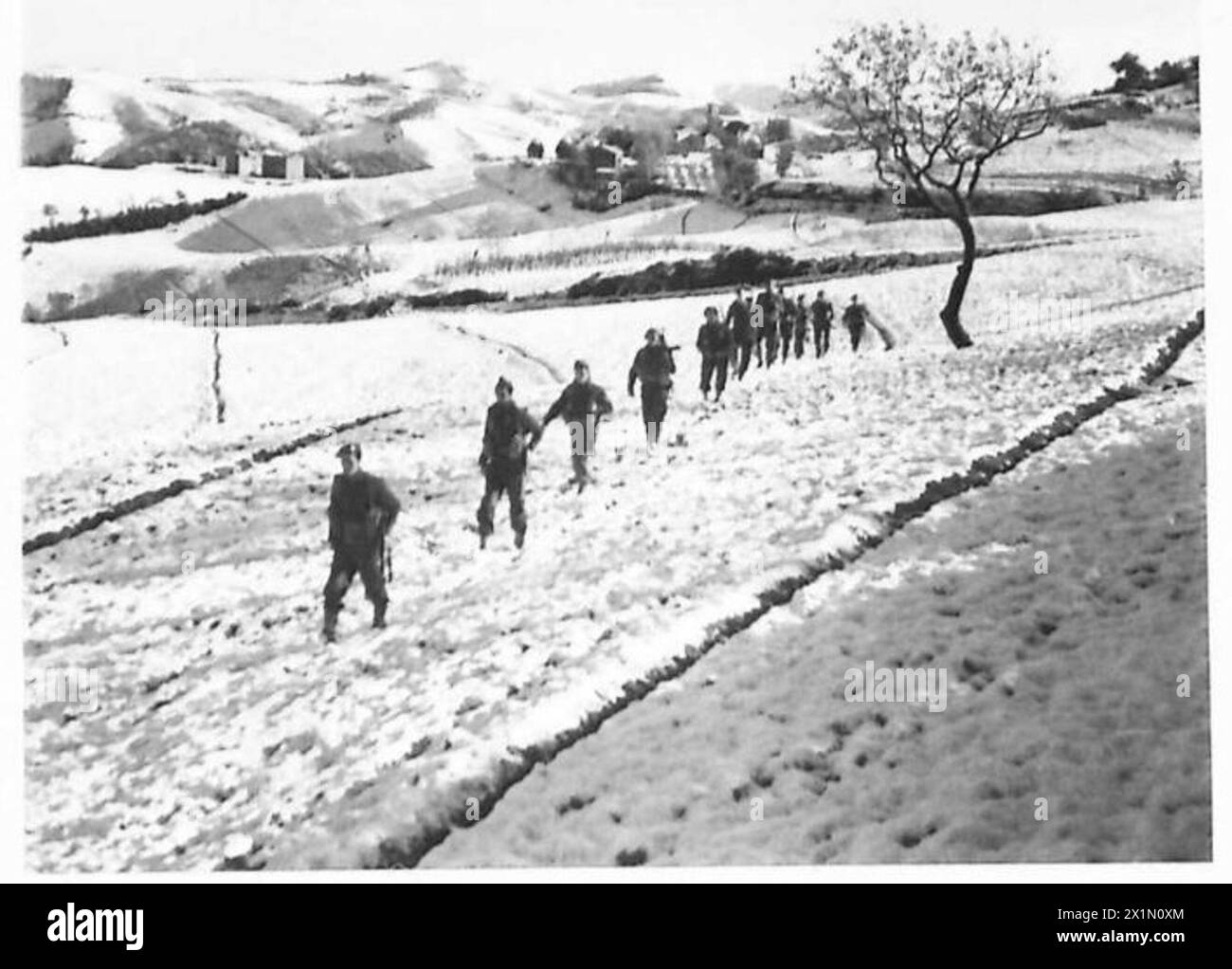 Die Soldaten der Gewehrbrigade in Monte Loro an der Fünften Armee in Italien kehren nach Schnee von einem schweren Sturm zurück, tragen weiche Hüte statt Helme, britische Armee. Stockfoto
