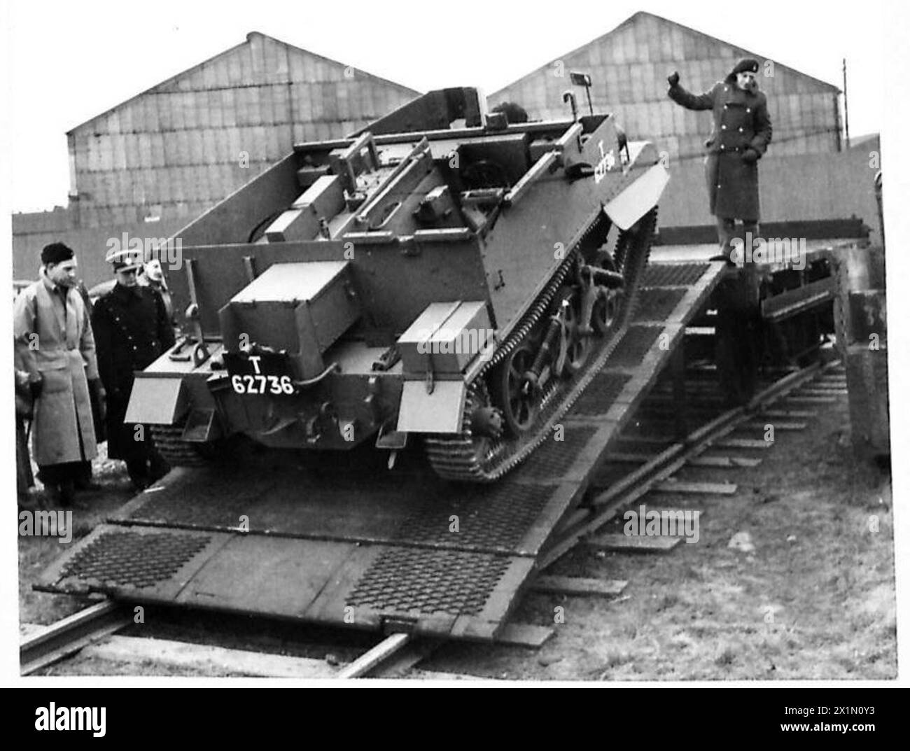 Ein Bren Carrier, der auf einer Rail Special Rampe mit einer Rampe und einem Leiterwagen zum Beladen positioniert ist, British Army. Stockfoto