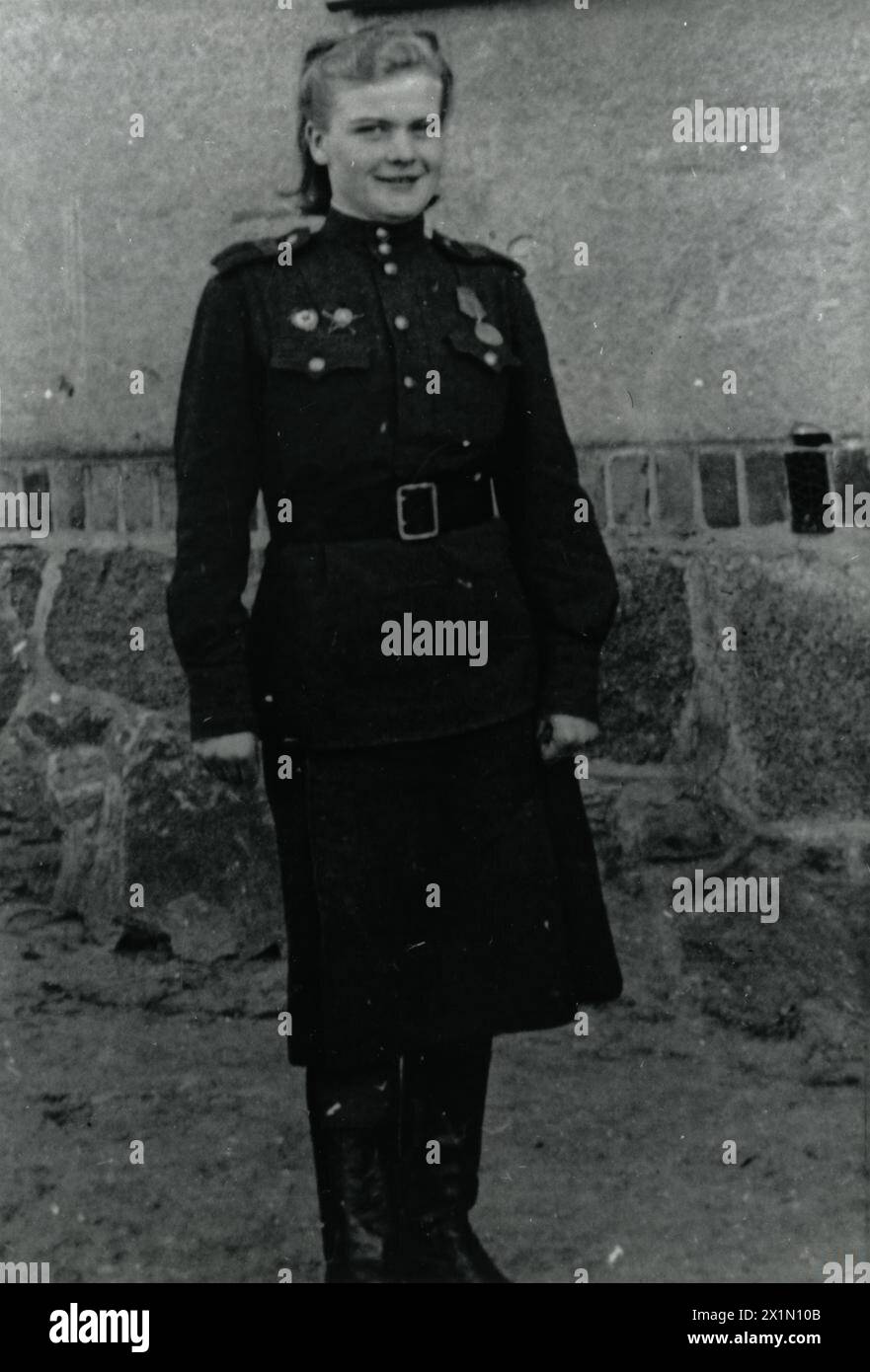 Stabssekretärin Aura arbeitet im Mai 1945 im Hauptquartier der sowjetischen Division von Generalmajor V.A. Borisow bei Barth. Stockfoto