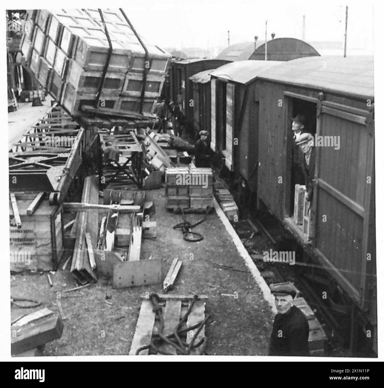 Die Compopackungen werden vom Personal der britischen Armee zum Transport und zur Verteilung auf ein Schiff geladen. Stockfoto