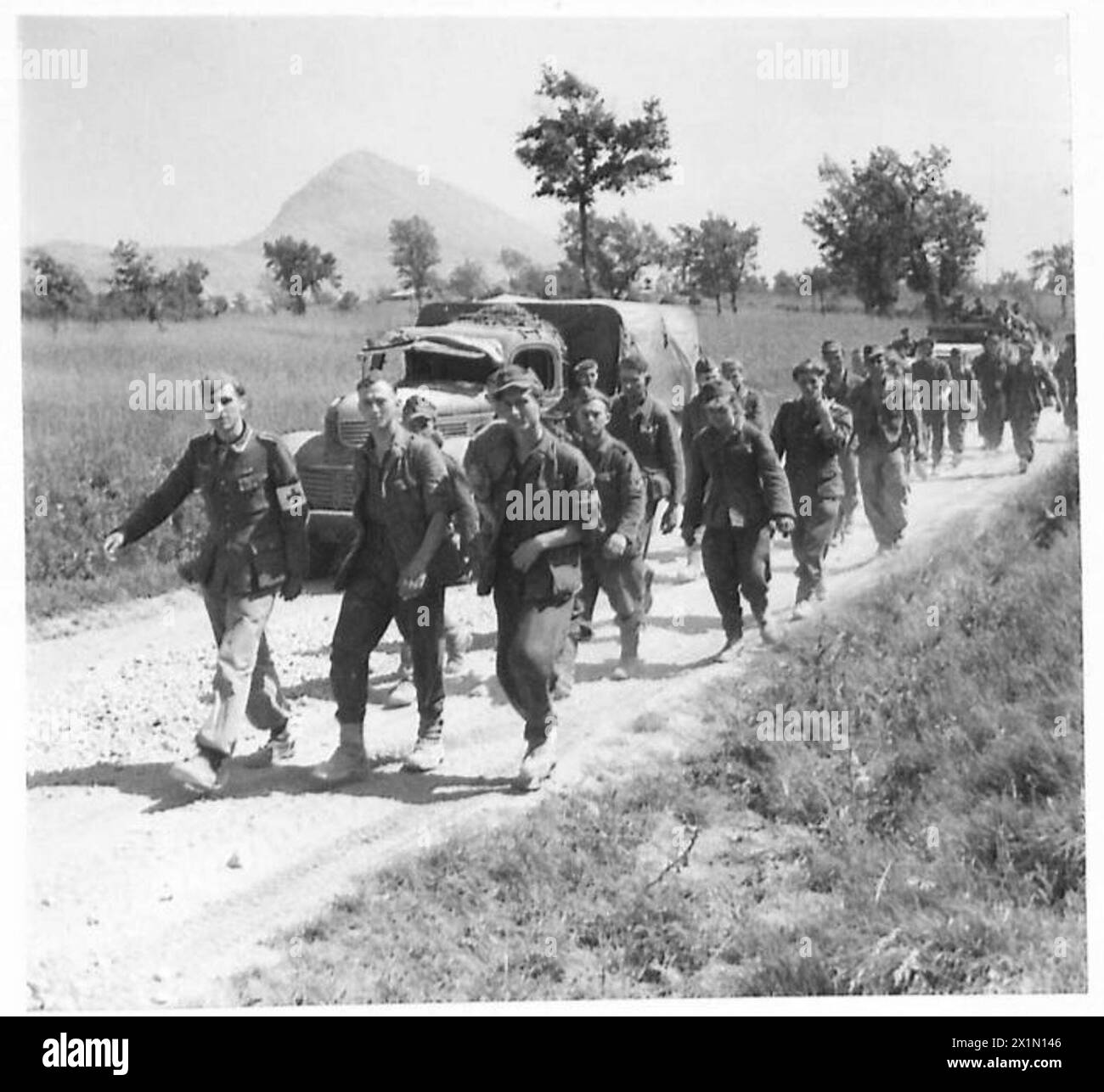 Deutsche Kriegsgefangene werden zu 17 Brigade-Hauptquartier begleitet, um sie während der Achten Armee-Offensive in Italien von der britischen Armee zu verhören. Stockfoto