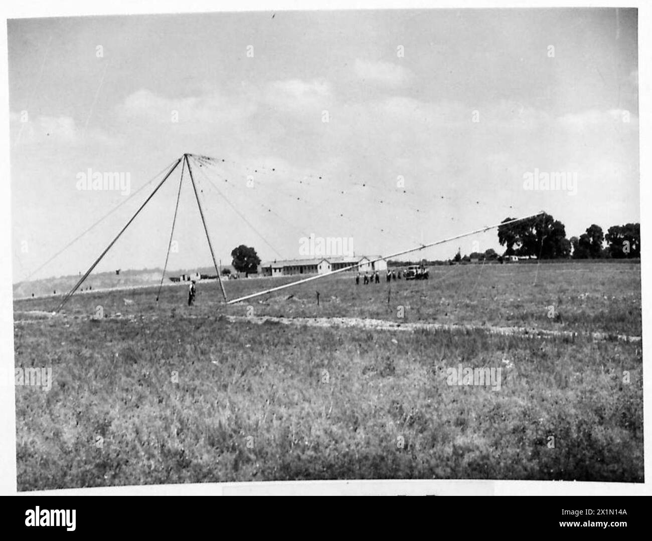 Das Personal hebt einen Luftmast an der Aldershot Command Wireless Station in Position und demonstriert die technische Operation und die Kommunikationsinfrastruktur der britischen Armee. Stockfoto
