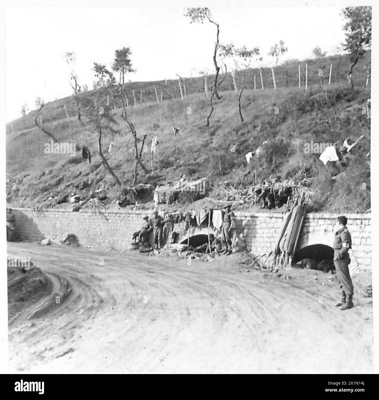 Im indischen Sektor der 8. Armee warten Mitarbeiter des Indian Medical Service der British Army auf Verletzte und nutzen Abluftkanäle am Straßenrand, um sich vor Granatfeuer in der Nähe der Straße Ortona-Orsogna zu schützen. Stockfoto