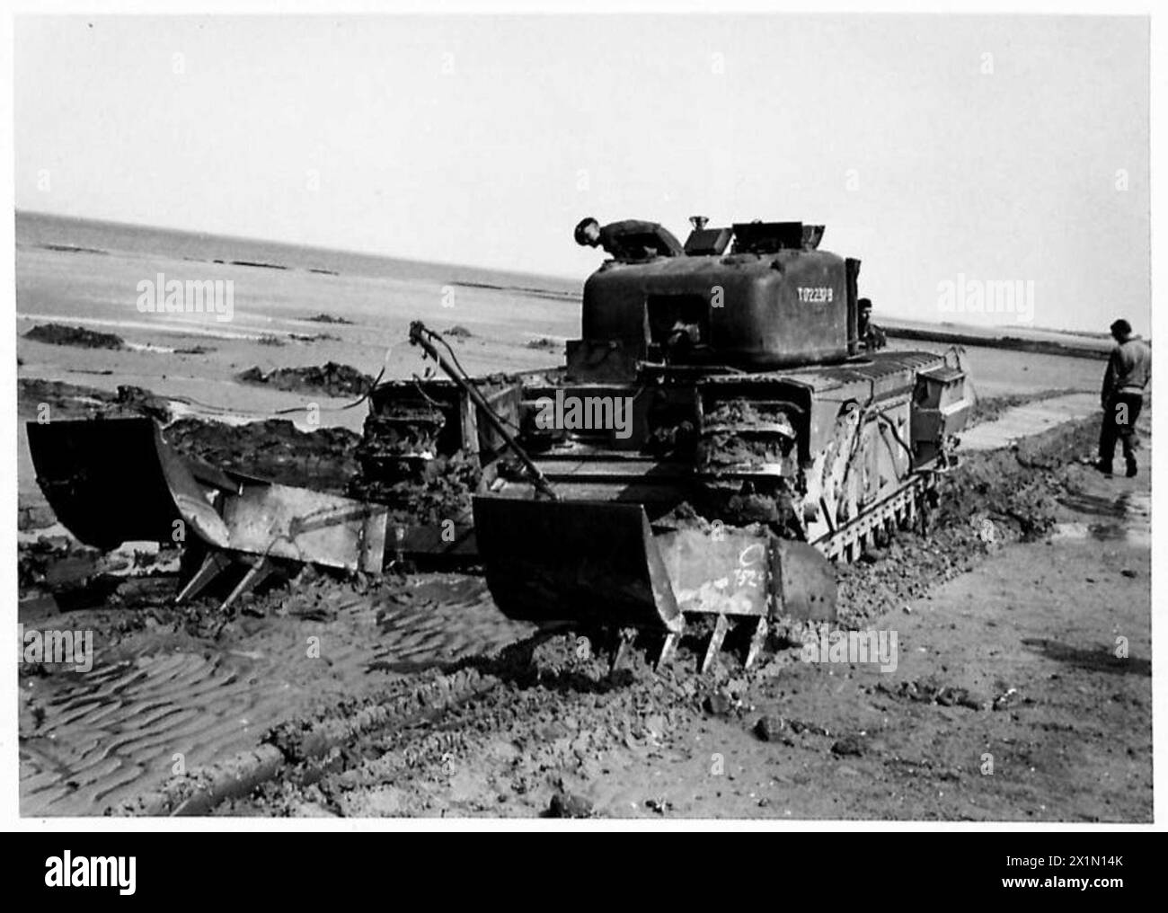 Panzer und Pflug stecken während eines Sondereinsatzes für die 79. Panzerdivision der British Army in nassem Sand fest. Stockfoto