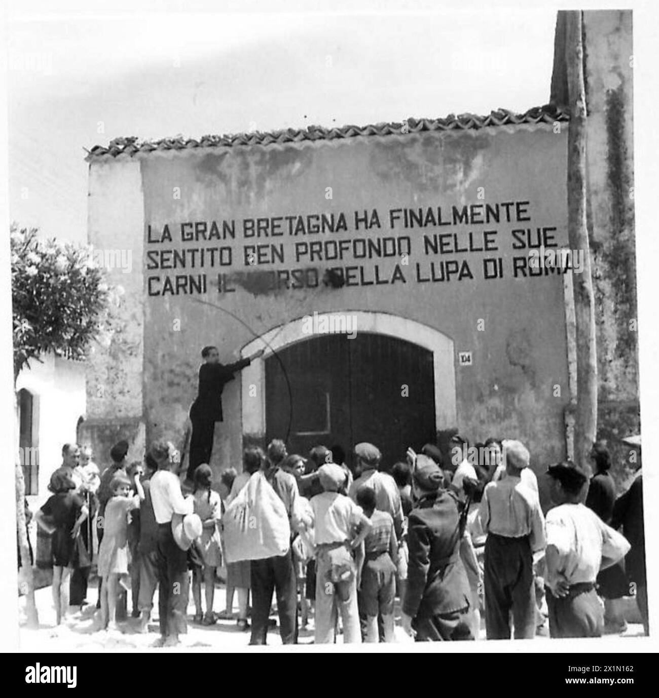 In Lentini, Sizilien, werden die Einwohner Zeugen der Zerstörung eines Schiffes während des Zweiten Weltkriegs, der britischen Armee. Stockfoto