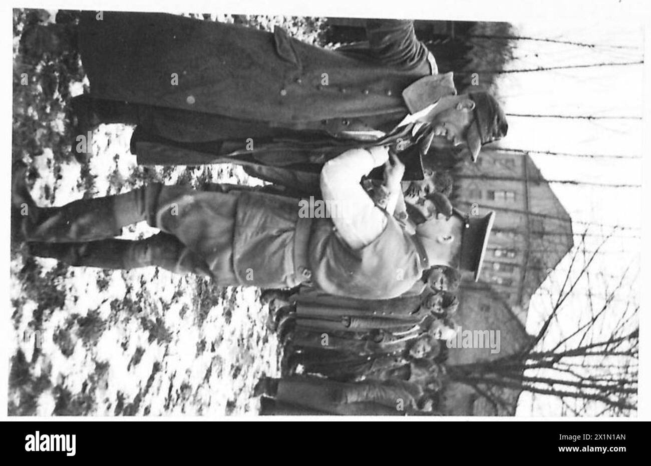 Britische Armeeangehörige durchsuchen Kriegsgefangene in Nordwesteuropa, 1945, während der letzten Phasen des Zweiten Weltkriegs Stockfoto