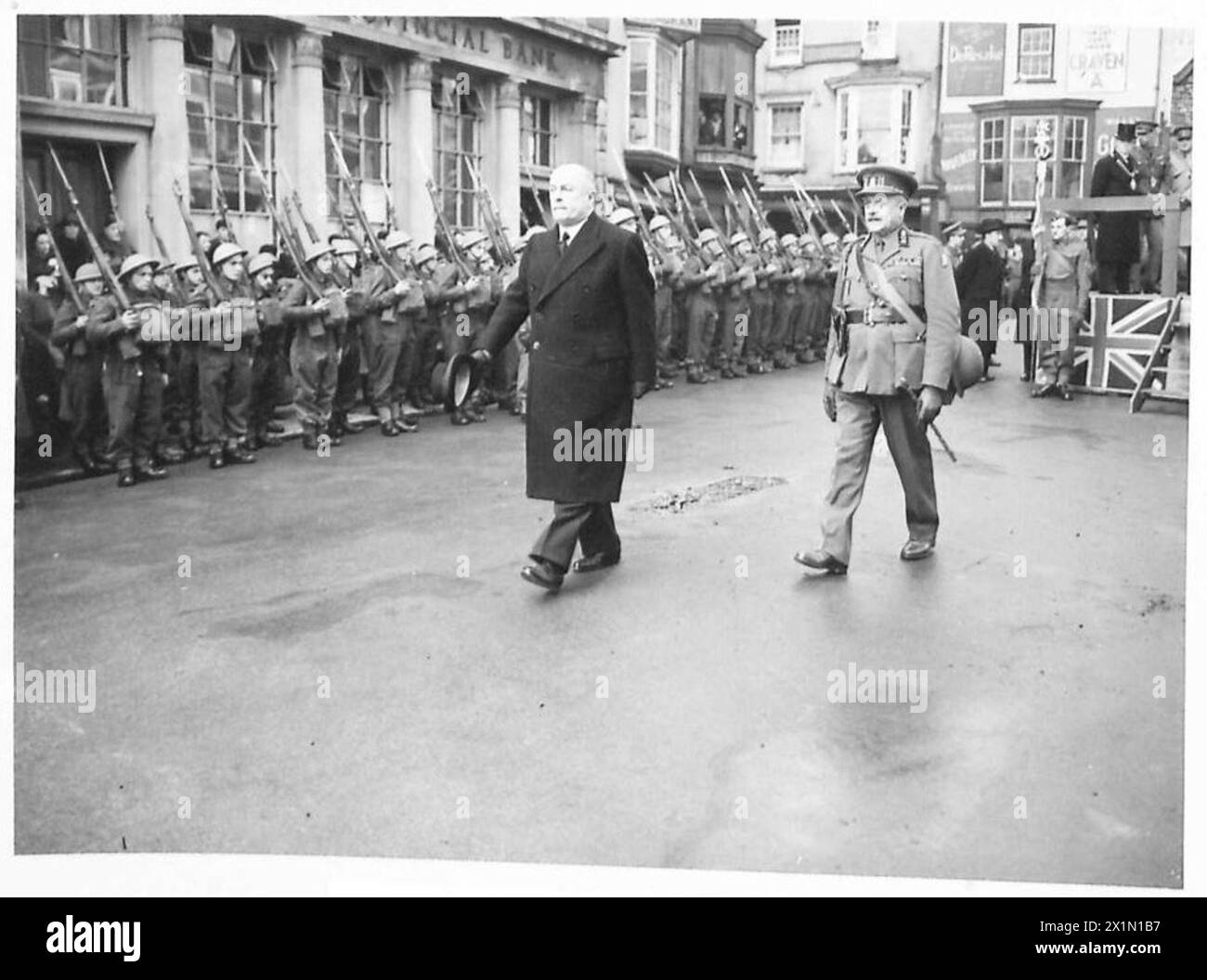 Der belgische Premierminister und der Oberbefehlshaber kontrollieren die belgischen Truppen auf der Parade, überprüfen die Uniformen und die Militärbildung der britischen Armee. Stockfoto