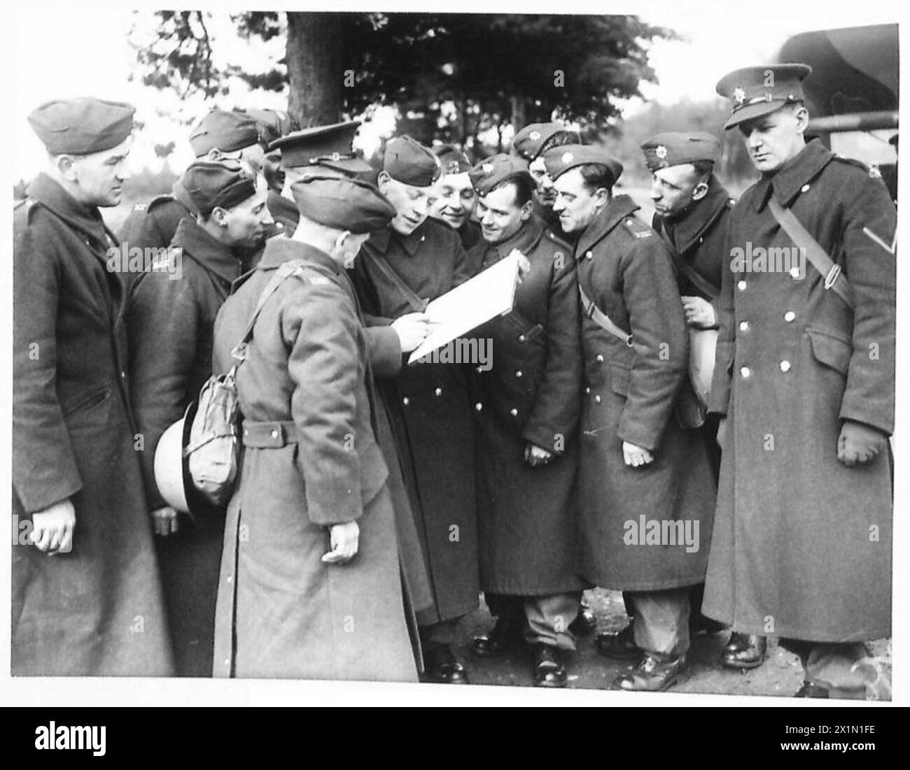 Rekruten der Fahrschule des Royal Army Service Corps (R.A.S.C.) erhalten Unterricht in Kartenlesefähigkeiten und Navigationsfähigkeiten, die für militärische Operationen unerlässlich sind. Stockfoto