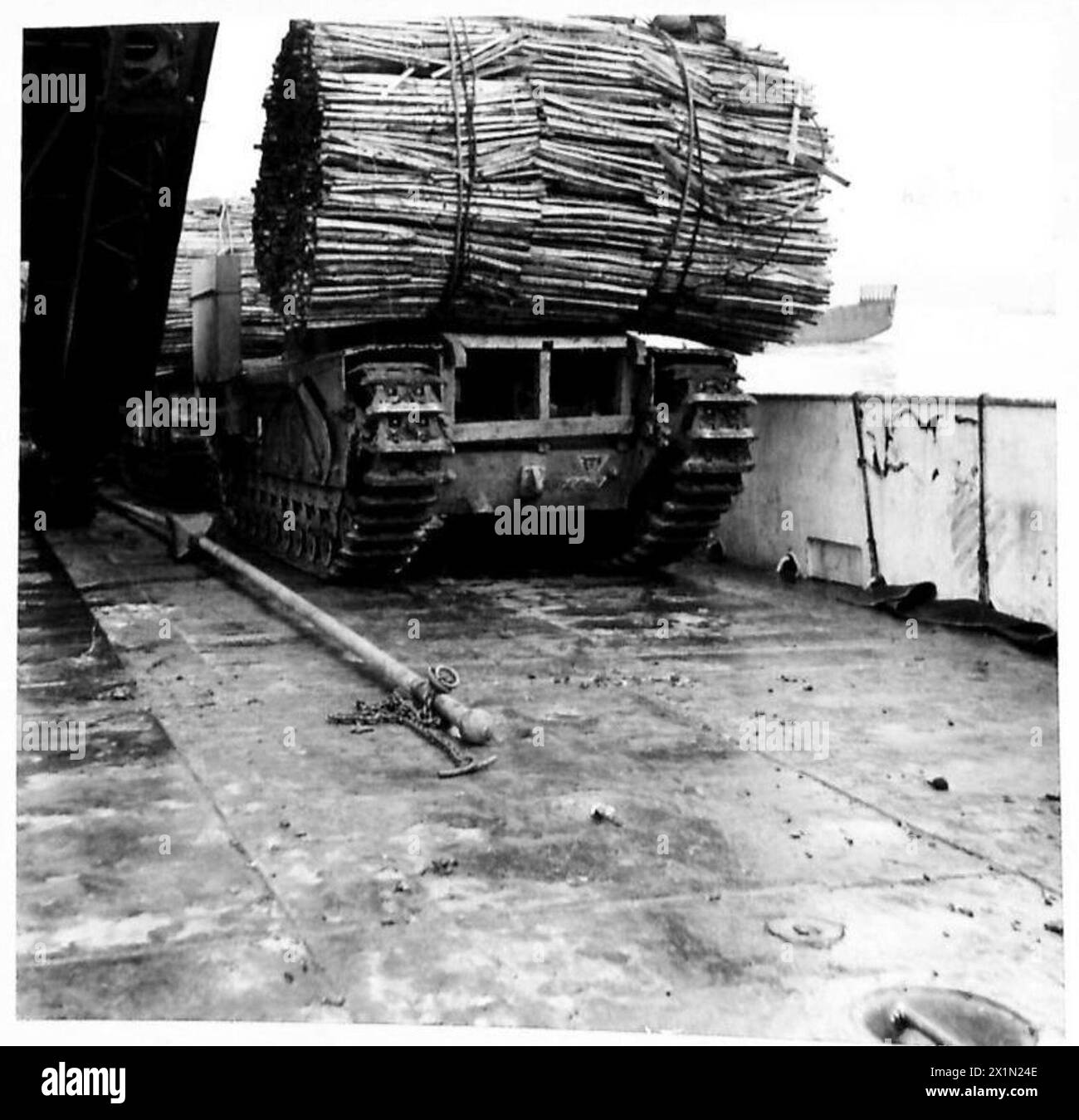 Eine spezielle Vorrichtung ermöglicht es Panzern, während des Trainings und der operativen Übungen der British Army außergewöhnlich steile Steigungen zu erklimmen. Stockfoto