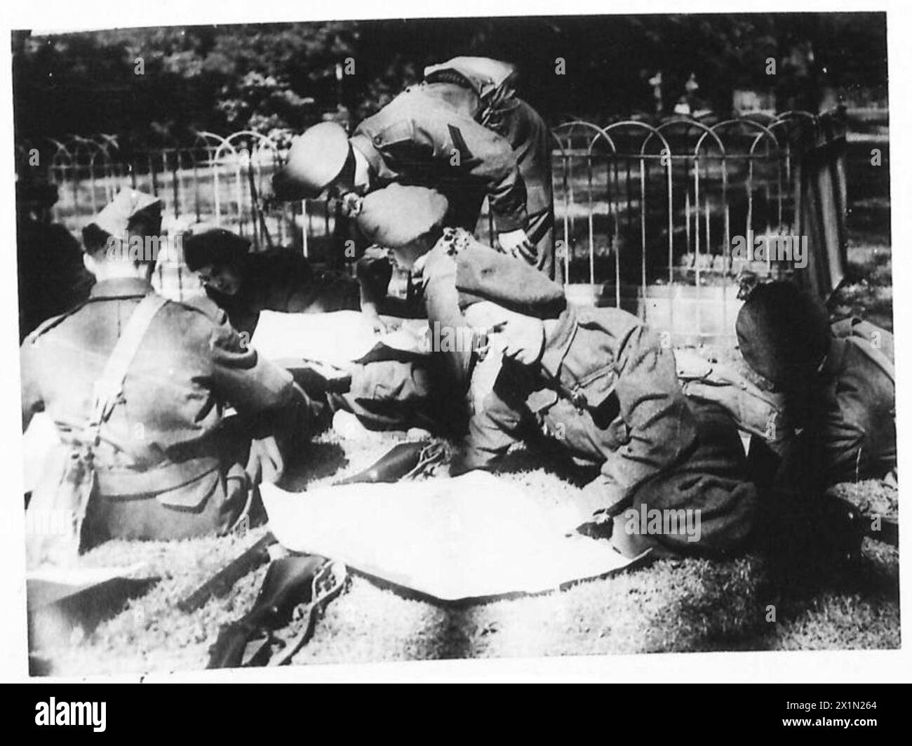 Die irischen Londoner Soldaten trainieren mit Bren-Kanonen in offenen Gebieten in der Nähe von Victoria, England, und demonstrieren dabei Handgriffe und Feldübungen. Stockfoto