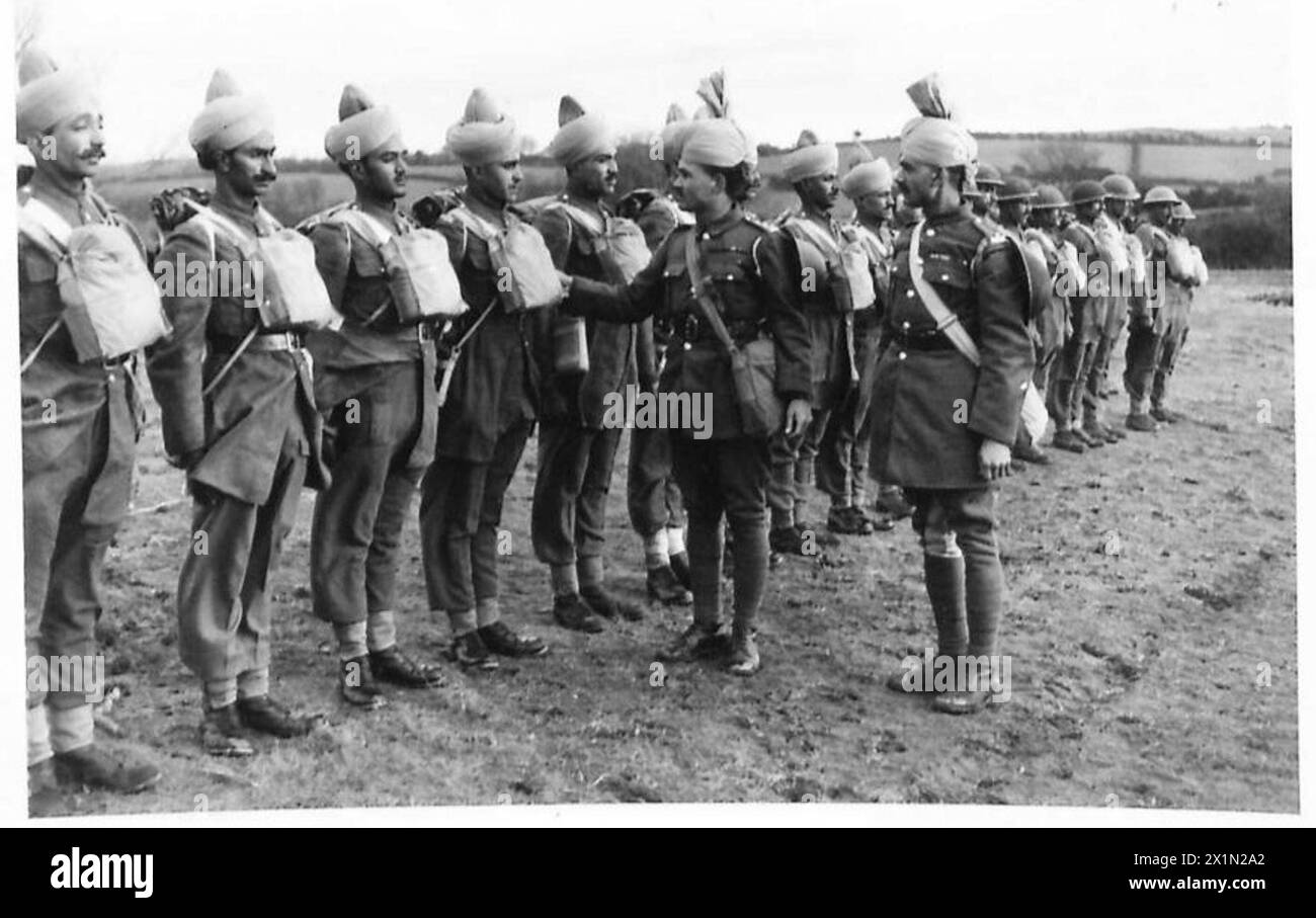 Indische Truppen werden auf einer Parade in England gezeigt, die ihre Teilnahme an Zeremonien und militärischen Aufgaben der britischen Armee repräsentieren. Stockfoto
