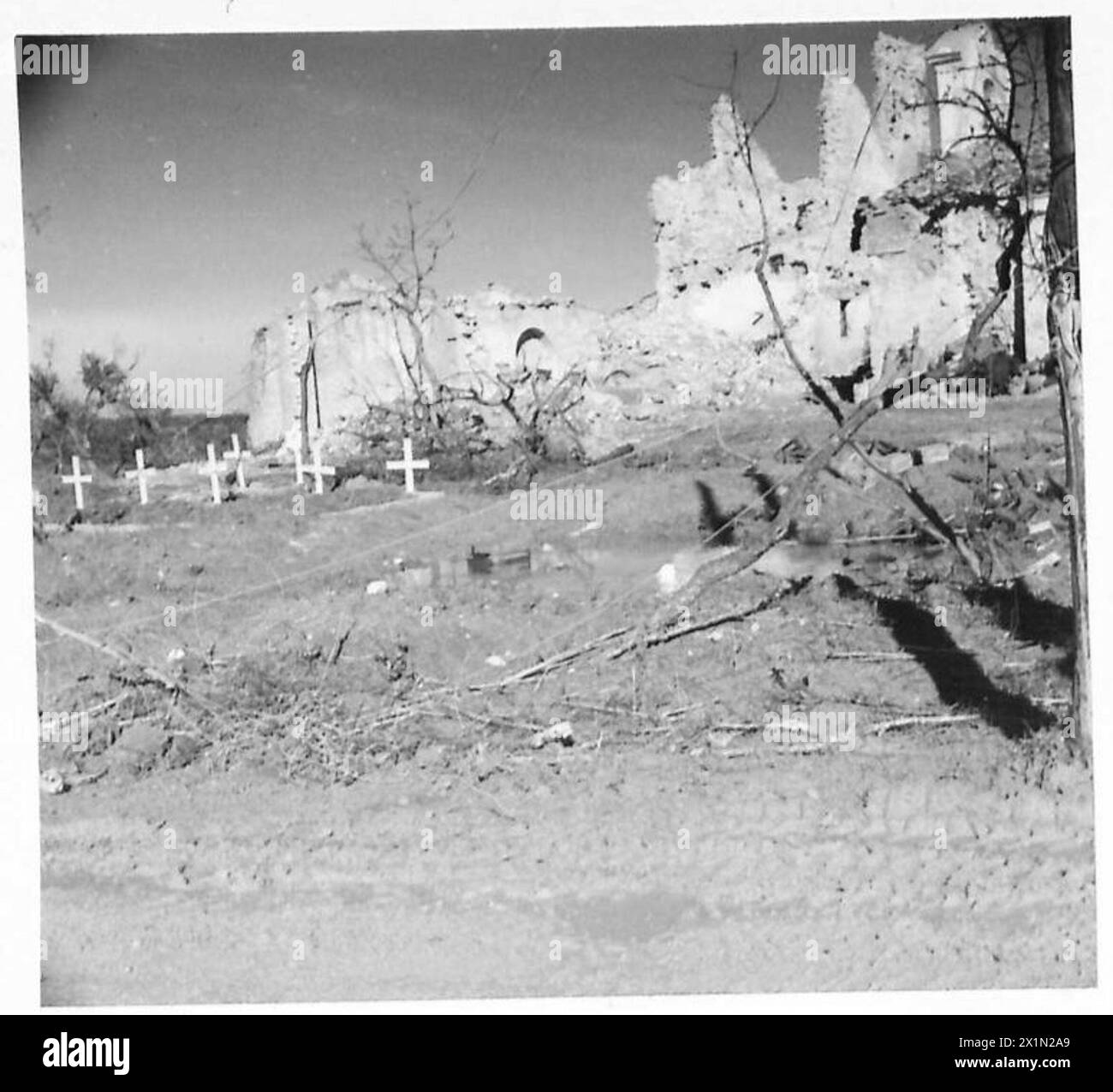 Die Infanterie der britischen 8. Armee suchte in einem Haus in der Nähe von Villagrande, Italien, Unterkunft, die zusammenbrach und Soldaten neben den Mauern beerdigte, die auf sie fielen. Stockfoto