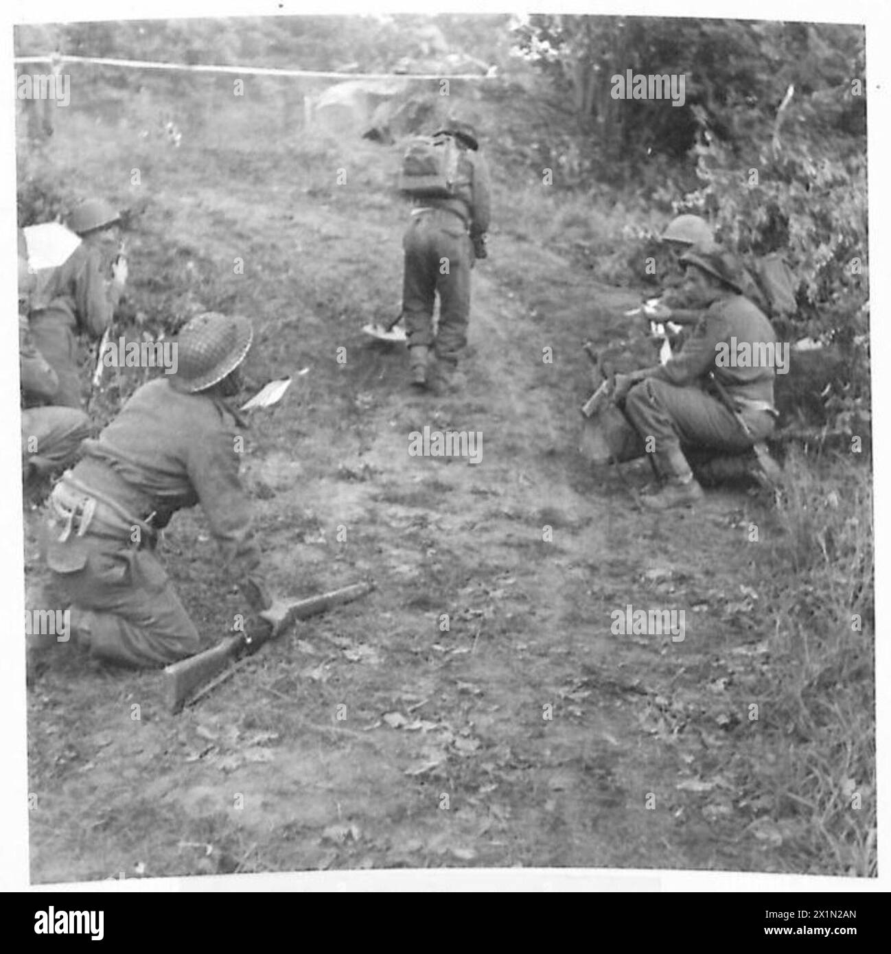 DIE BRITISCHE ARMEE IN NORDWESTEUROPA 1944-1945 - Royal Engineers of the 3rd Division fegen eine Schiene für eine Umleitung zur Main Road, nahe Caen, British Army, 21st Army Group Stockfoto