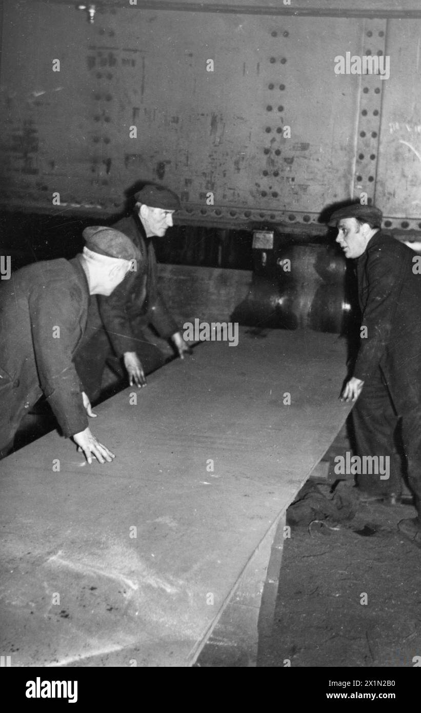 Arbeiter von Charles Howson and Co., Liverpool, betreiben im März 1945 Plattenbiegerwalzen, um den britischen Schiffbau zu unterstützen. Stockfoto