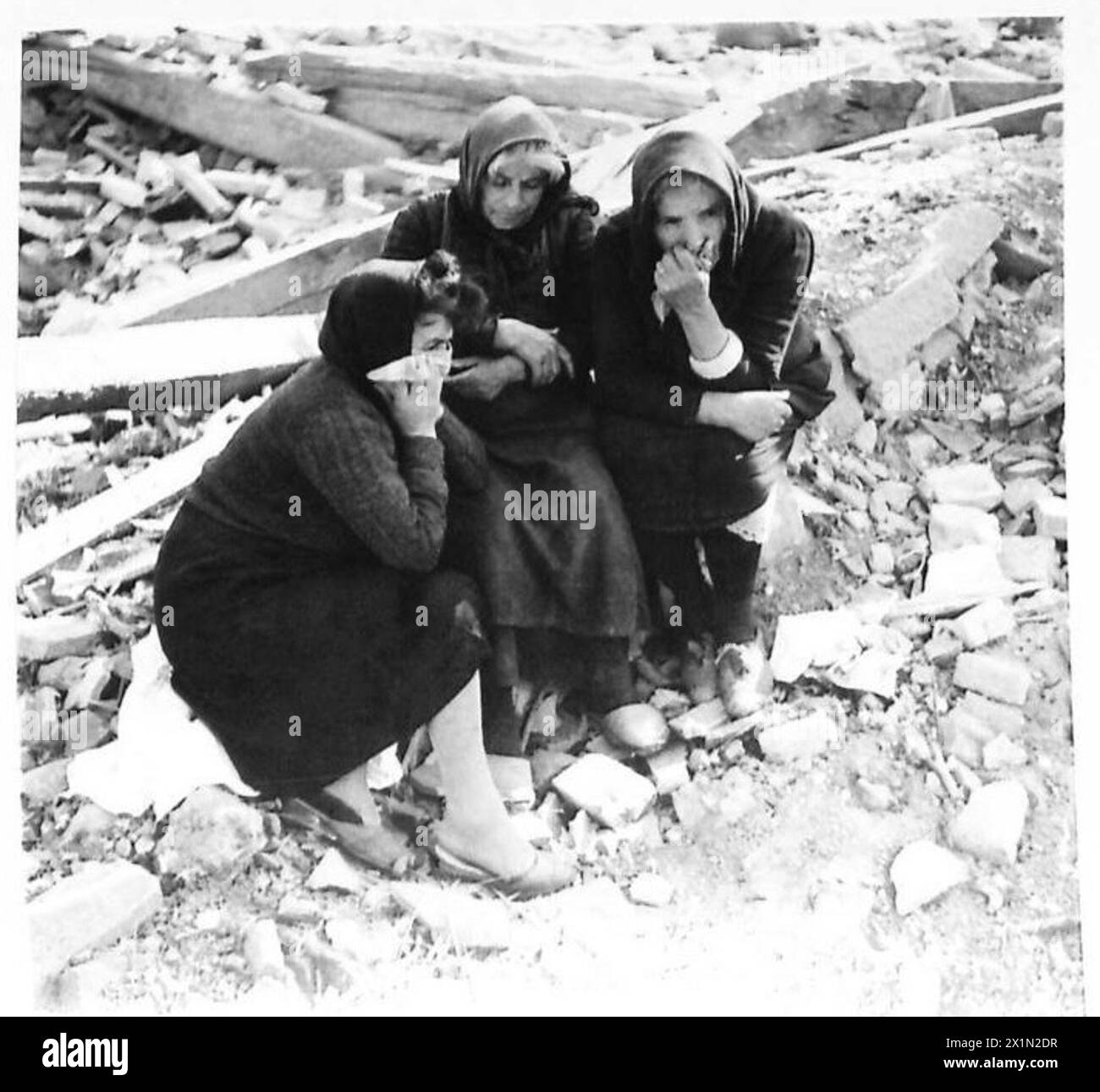Italienische Frauen betrauern Verwandte, die während der Bombardements in Longastrino getötet wurden, trotz alliierter Warnungen vor einer Evakuierung der Zivilisten, die von der britischen Armee dokumentiert wurden. Stockfoto
