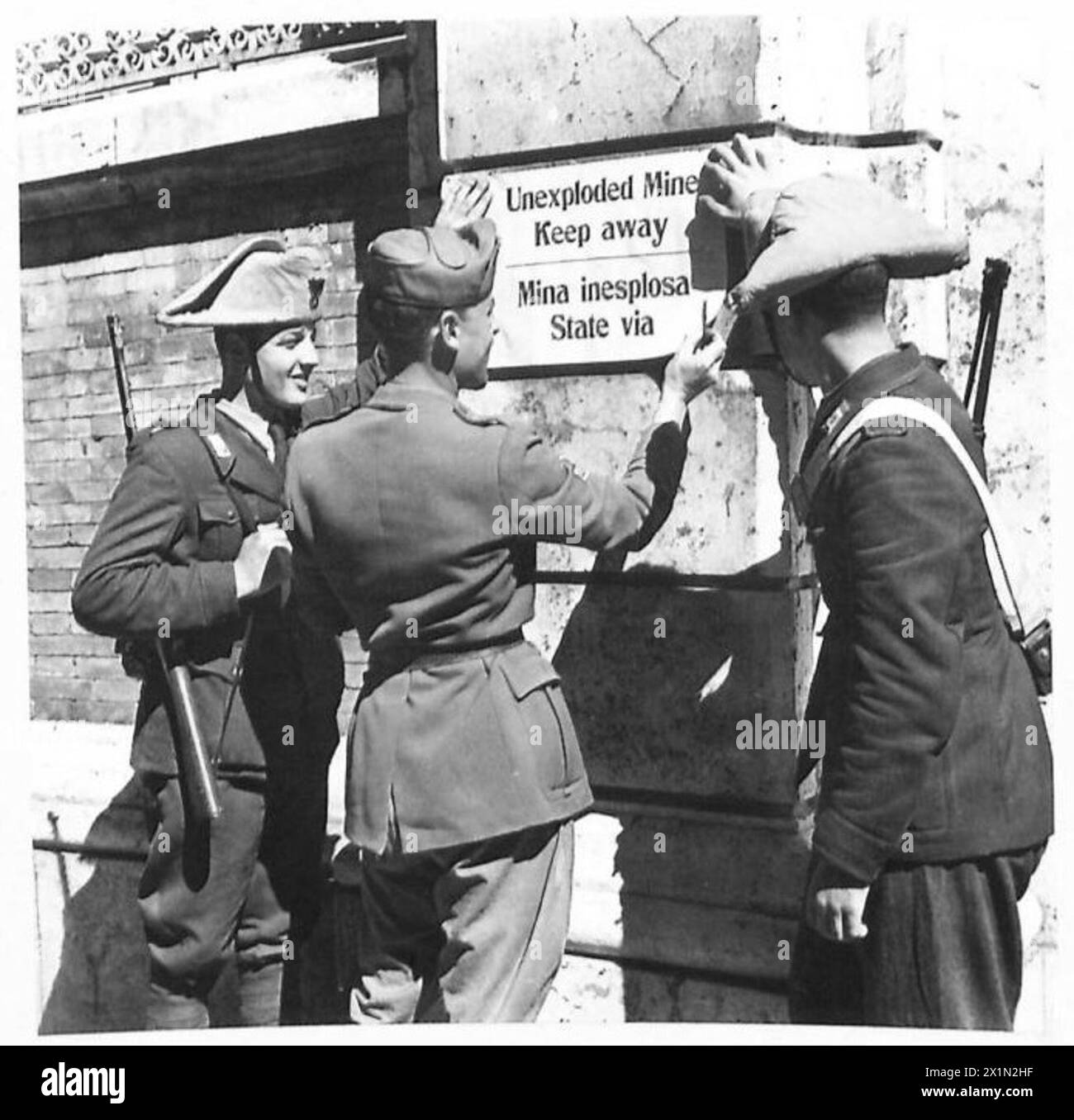 Die Carabinieri Post warnt über nicht explodierte Minen, um Recht und Ordnung in Rom, British Army, aufrechtzuerhalten. Stockfoto