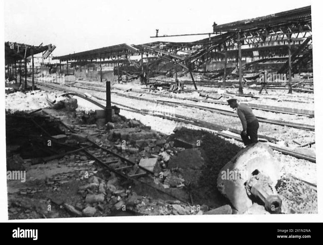 PRÄZISIONSBOMBARDIERUNG VON BOLOGNA - Blick auf den zerstörten Hauptbahnhof von Bologna, britische Armee Stockfoto