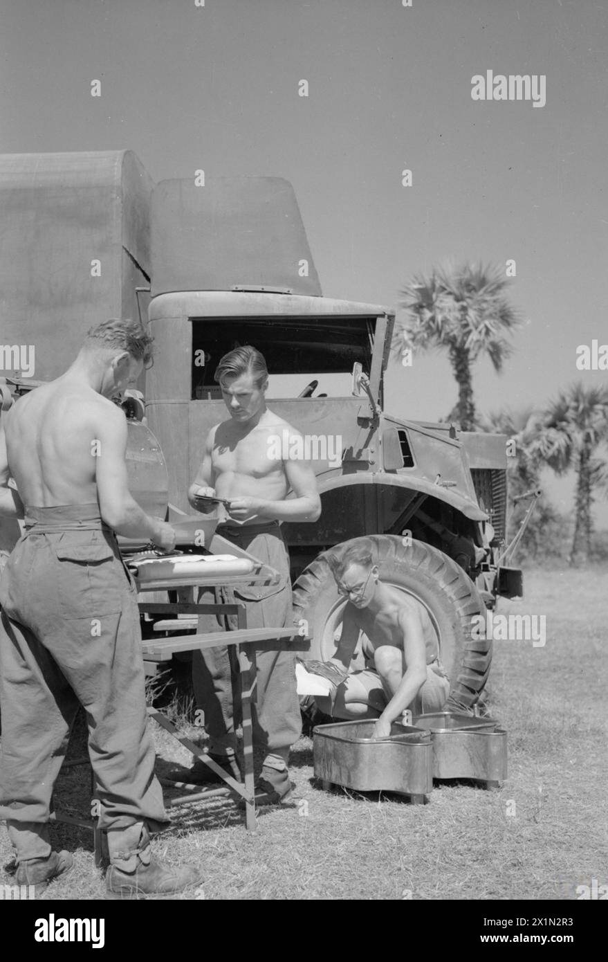 KÖNIGLICHE LUFTWAFFE IM FERNEN OSTEN, 1941-1945. - Techniker der fotografischen Sektion der RAF Nr. 28 waschen und trocknen Luftaufklärungsabdrücke in ihrer mobilen Dunkelkammer in Sadaung, Burma. Sie sind: Lac J T Bassett aus Plymouth, Flight-Sergeant P Dodgin aus West Jesmond, Newcastle-on-Tyne und Lac L A Palmer aus Cheltenham, Gloucestershire, Royal Air Force, Royal Air Force Regiment, Sqdn, 200 Stockfoto