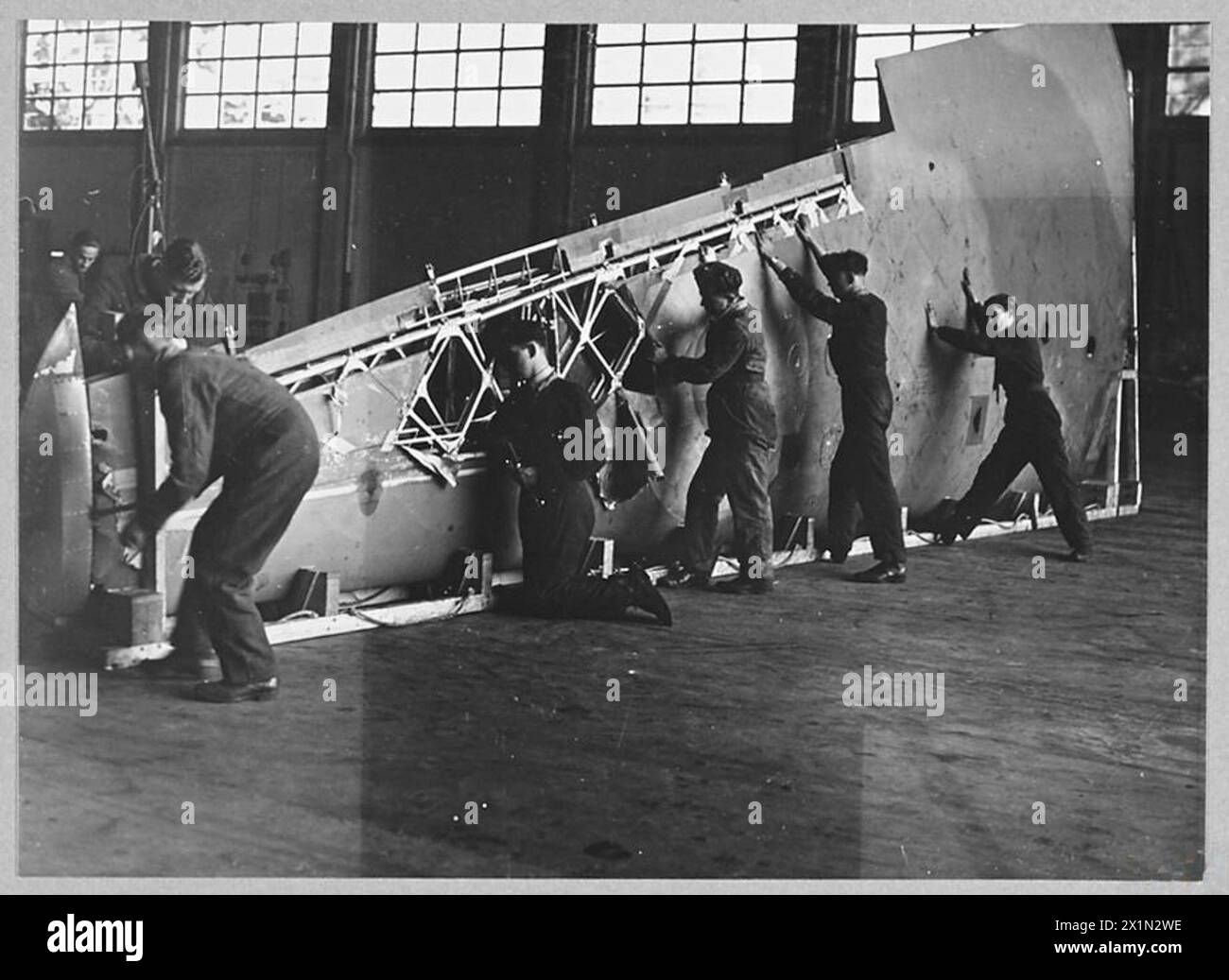 RAF-Rigger werden gezeigt, die einen beschädigten Flugzeugflügel reparieren und so die Betriebsbereitschaft gewährleisten. Stockfoto