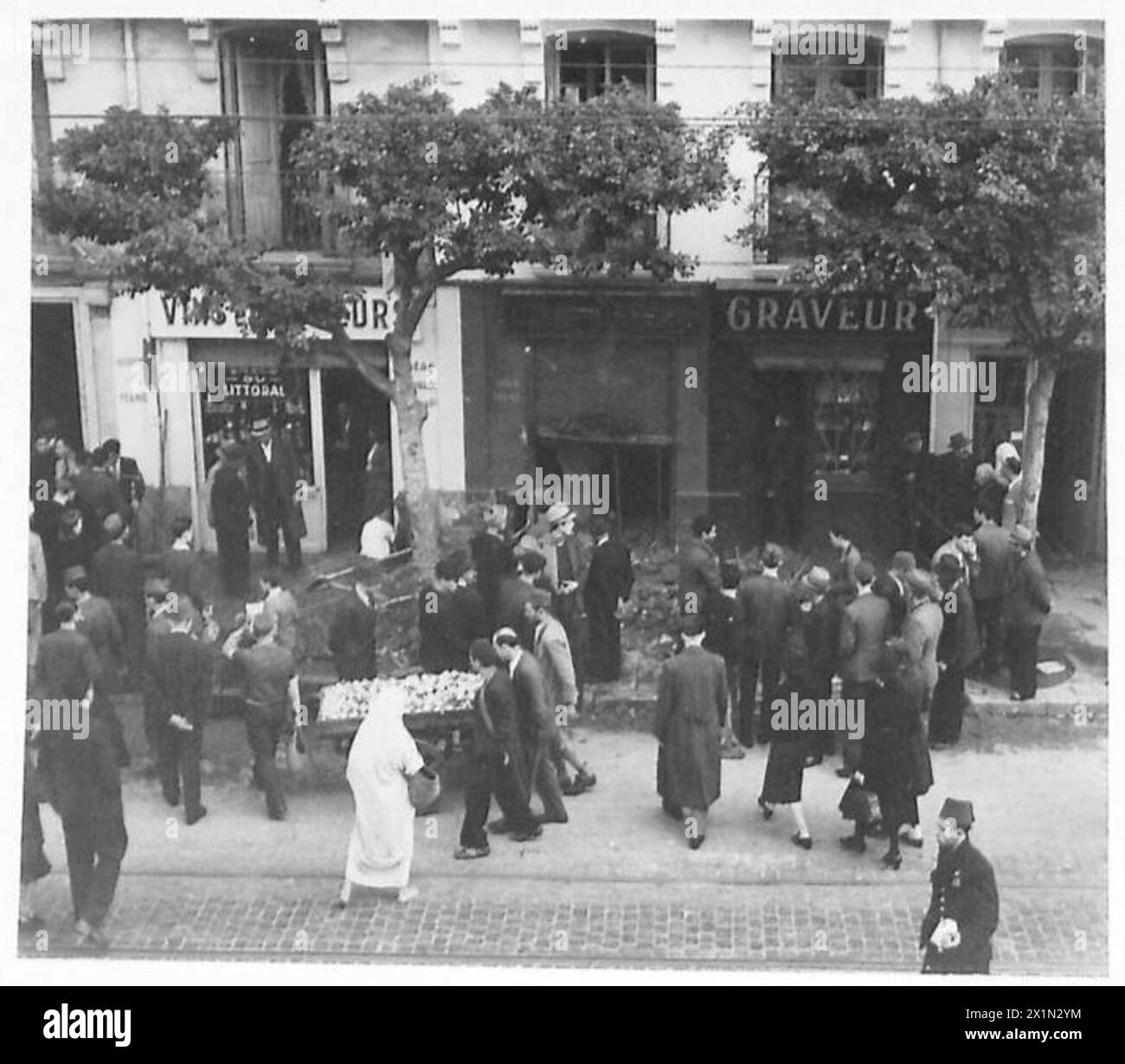 Eine 250 kg schwere Bombe explodierte in Algier während eines feindlichen Luftangriffs im November 1942, fotografierten die Sergeants der Britischen Armee neben ihr und zeigten minimale Verluste. Stockfoto