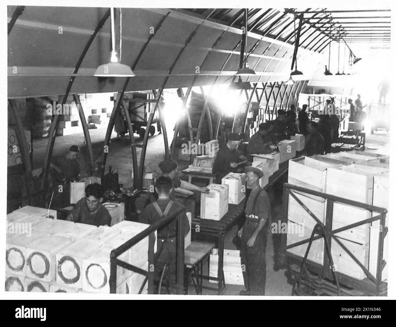 VERSORGUNGSRESERVE-DEPOT - Mehl packen und boxen, britische Armee Stockfoto