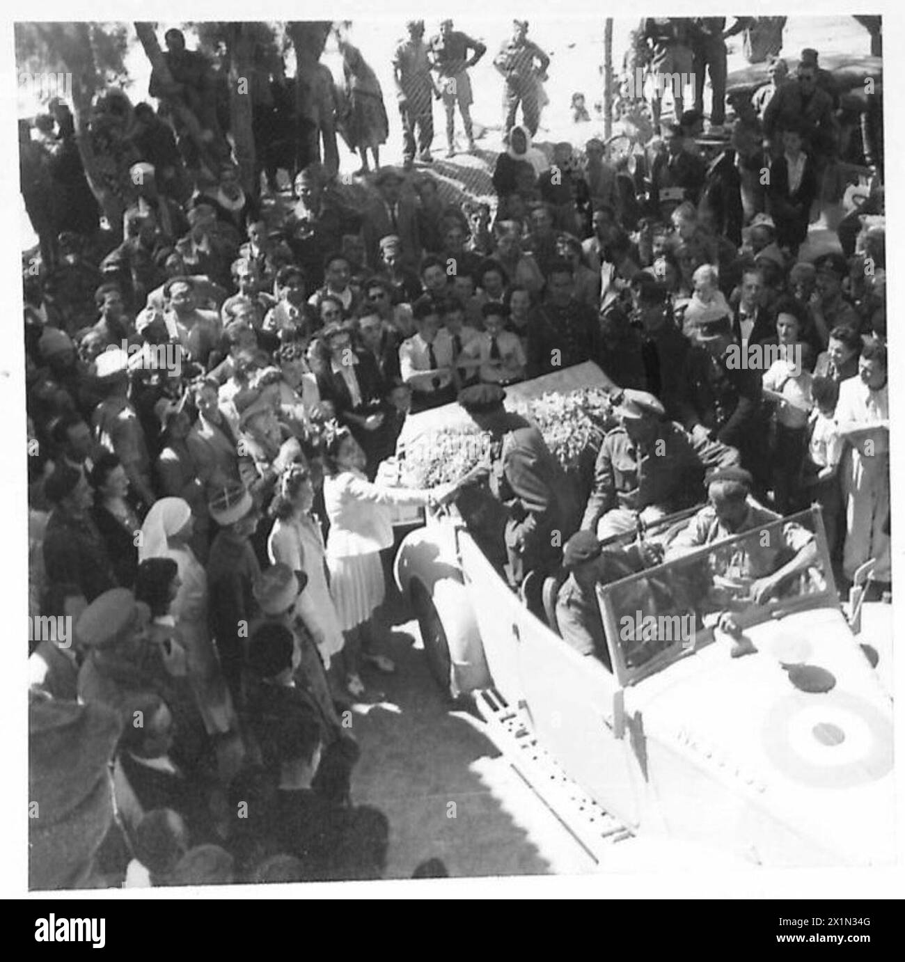 General Montgomery wurde während des Besuchs der britischen Armee von einem Mädchen aus Gabes mit Sträußen auf dem Auto begrüßt. Stockfoto