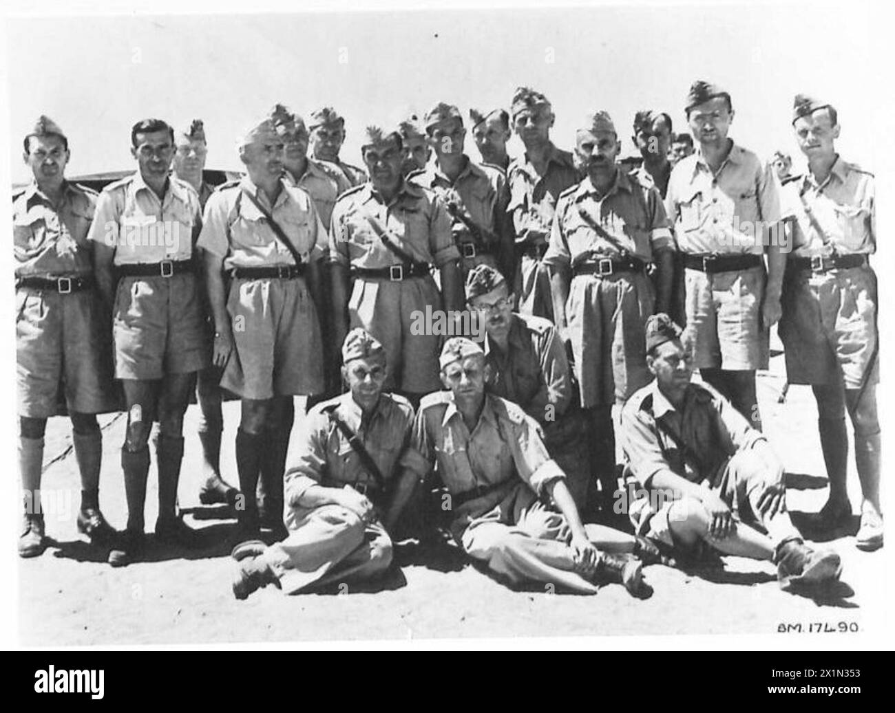 DIE POLNISCHE ARMEE IM NAHEN OSTEN, 1942-1943 - Gruppenfoto männlicher Mitarbeiter (Lehrer und Offiziere) des Lagers. Oberst Ignacy Bobrowski, der CO der Kadettenschulen in Palästina, ist wahrscheinlich der vierte von links im mittleren Vordergrund. Nach der deutsch-sowjetischen Invasion Polens wurden viele Polen in verschiedene Lager im sowjetischen Gulag deportiert. Unter ihnen waren viele Jungen jeden Alters. Nach der Unterzeichnung des Sikorski-Mayski-Abkommens 1941 wurden viele Überlebende - Männer, Frauen, Kinder - freigelassen und über Persien aus der Sowjetunion nach Palästina evakuiert Stockfoto