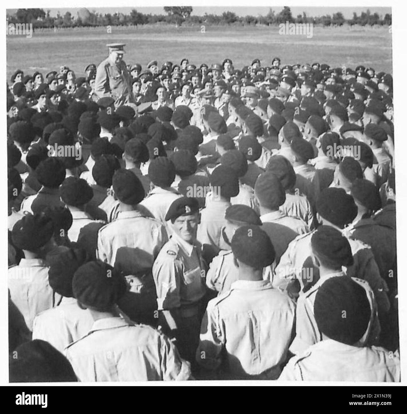 Der Premierminister des Vereinigten Königreichs spricht mit den Truppen der britischen Armee in Italien, während er neben einem Jeep steht. Stockfoto