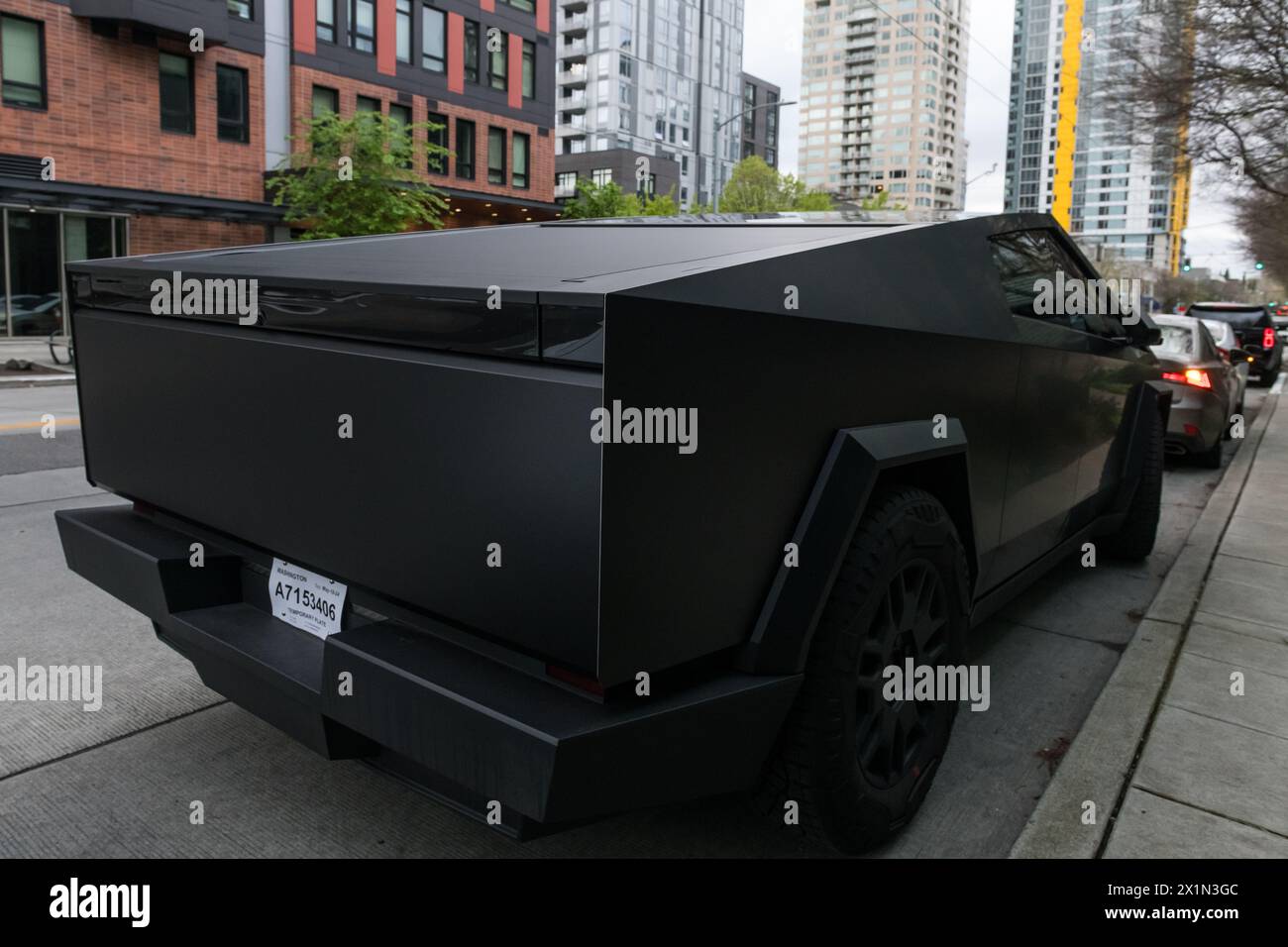 Seattle, USA. April 2024. Ein geparkter, mattschwarzer Tesla Cybertruck auf der 3. Straße in der Innenstadt. Stockfoto