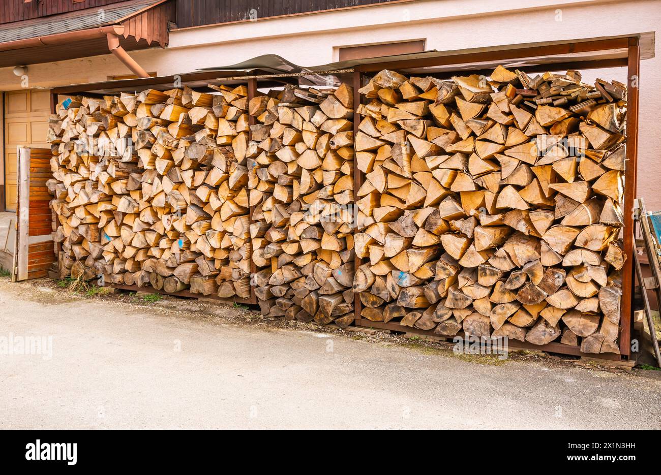 Stapel gespaltener Brennholzwürze im Freien für nachhaltige Energie für den Einsatz in einem Holzofen Stockfoto