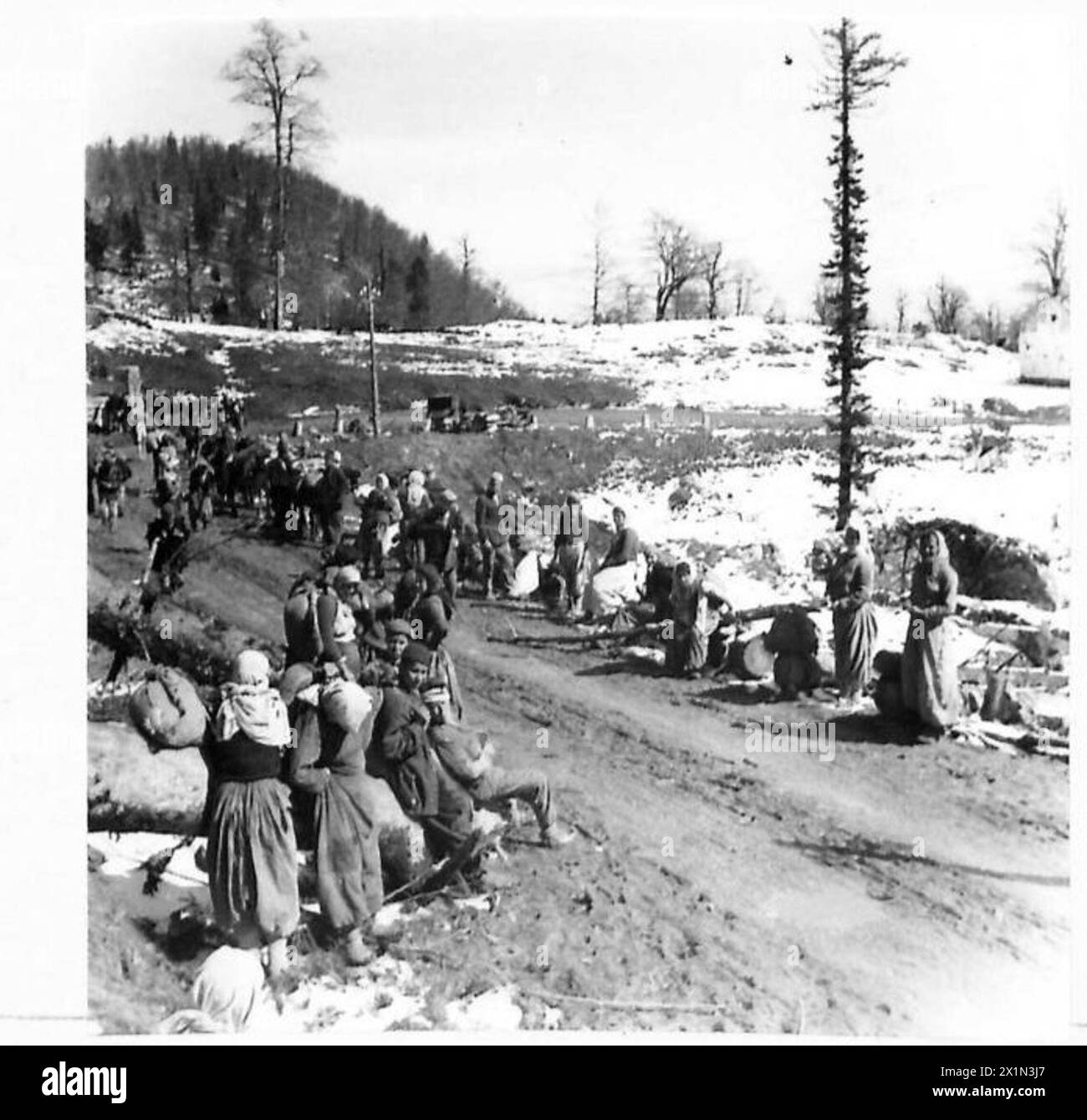 Männer, Frauen und Kinder machen eine achttägige Wanderung zwischen Zvornik und Rumanua in Jugoslawien, die Transportschwierigkeiten und zivile Bewegungen während des Krieges zeigt. Stockfoto