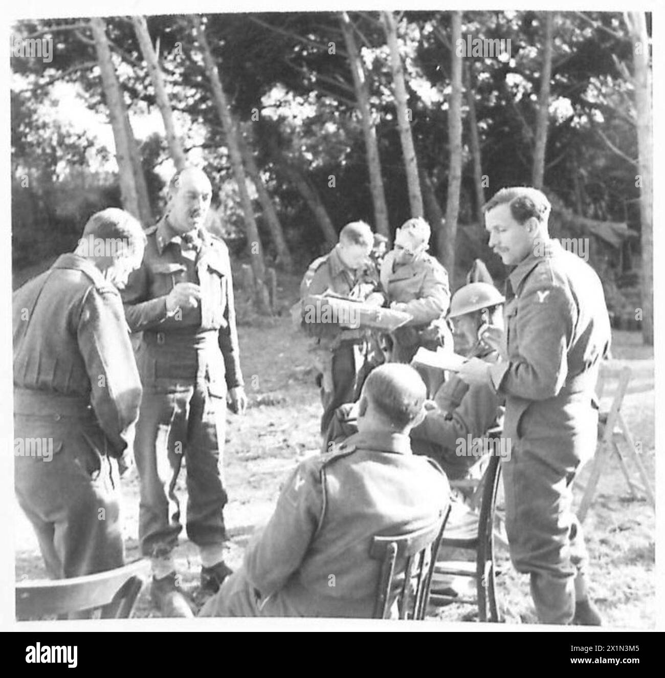 Eine Konferenz im Hauptquartier der 5. Division, 5. Armee, unter Aufsicht der britischen Armee, läuft. Stockfoto