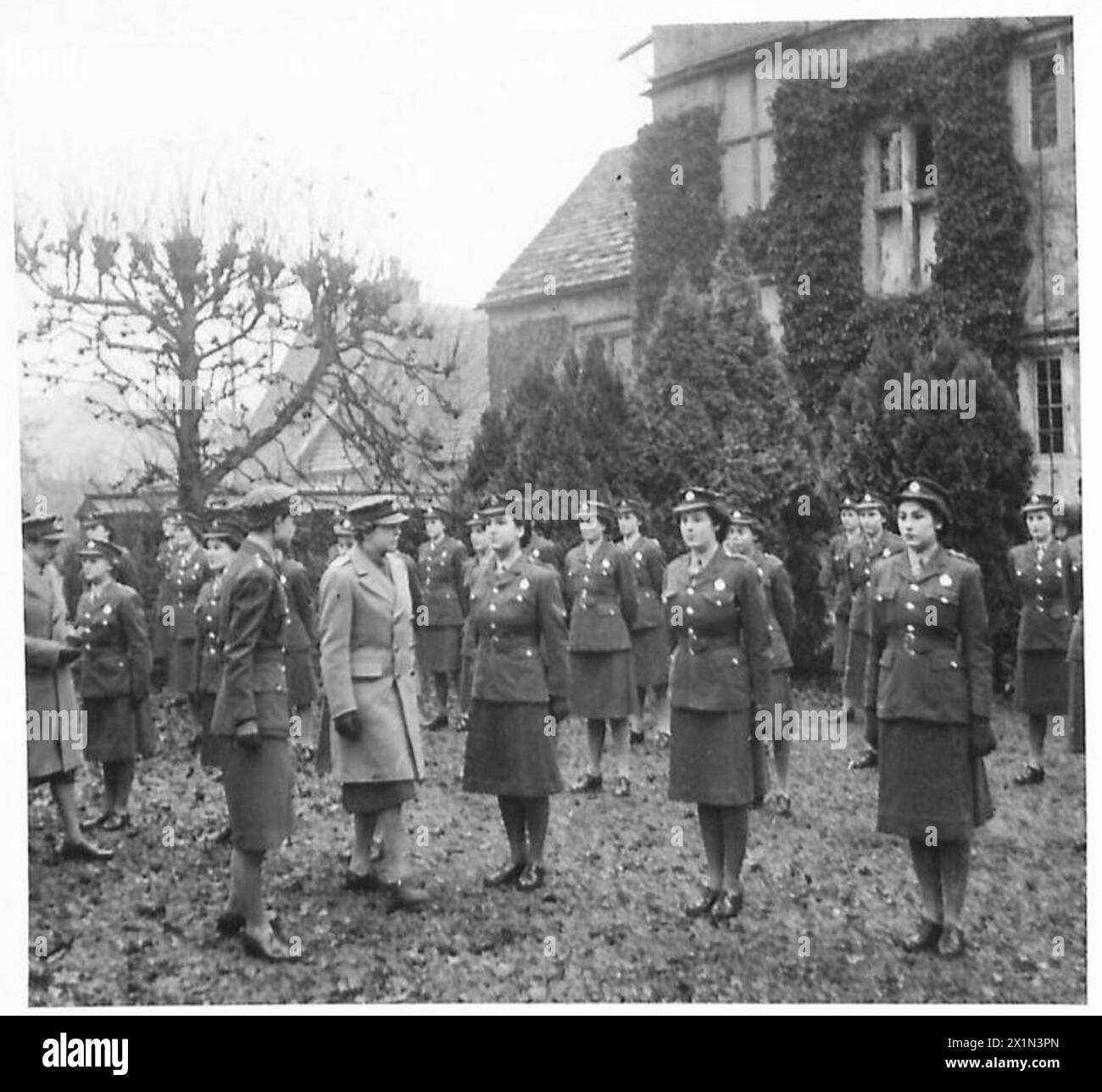 Die Prinzessin Royal inspiziert ATS-Personal bei einer Flugabwehrbrigade und veranschaulicht die zeremoniellen Aufgaben und die militärische Führung in der britischen Armee. Stockfoto